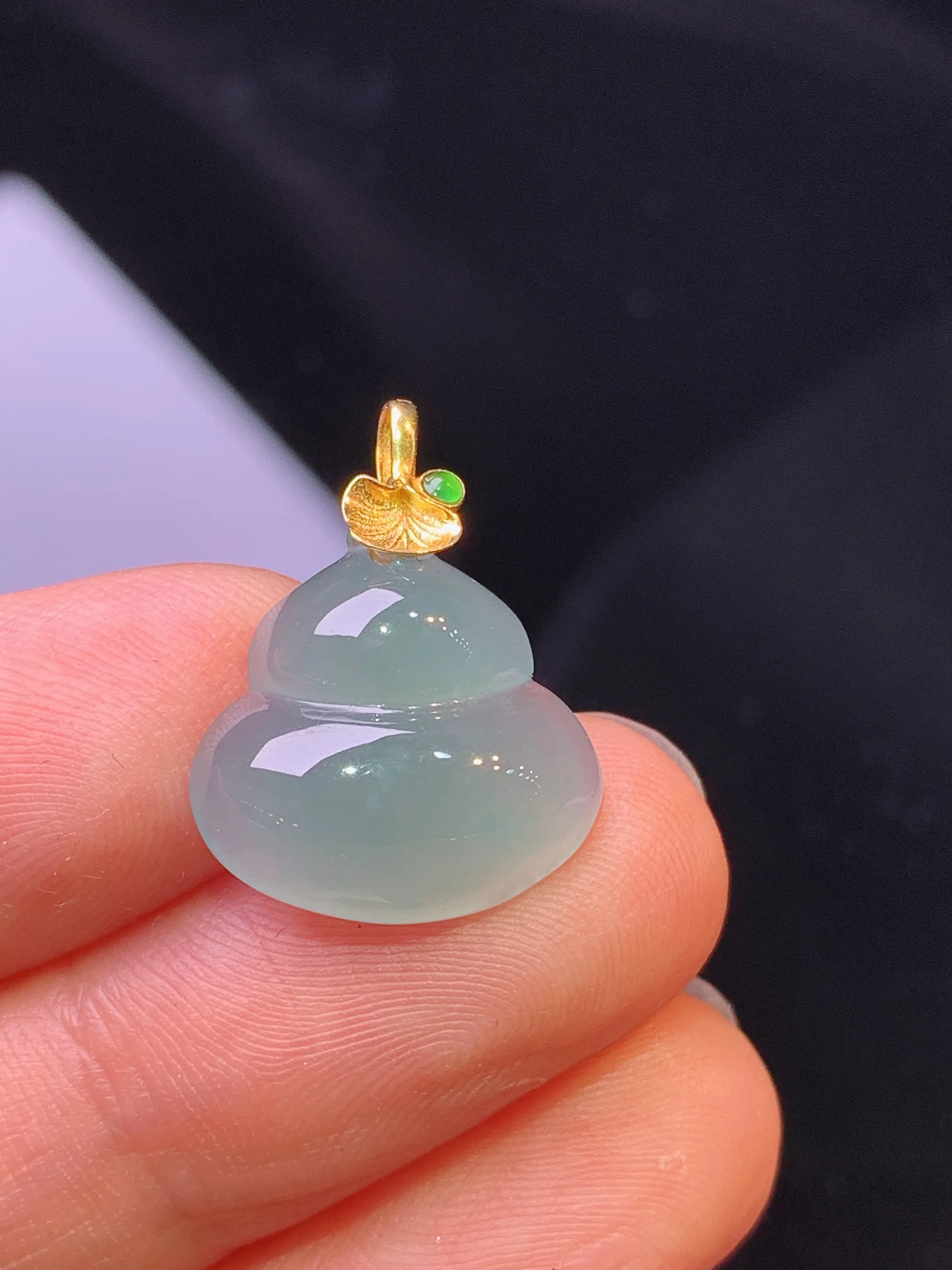 18k金镶嵌冰种葫芦吊坠 玉质细腻 色泽清新艳丽 整体尺寸19.6*15.2*4.7