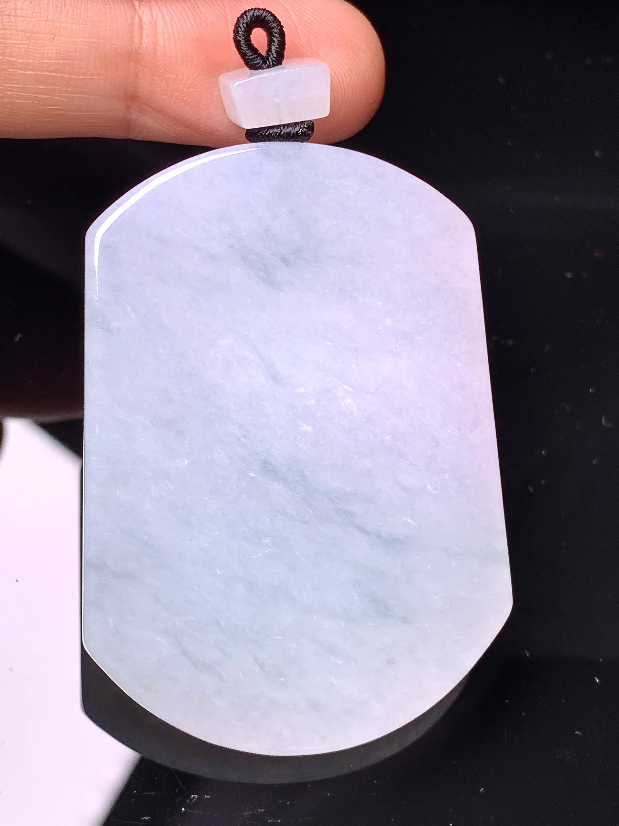 冰种飘花无事牌吊坠 玉质细腻 色泽清新艳丽 整体尺寸51.6*36.8*5.5