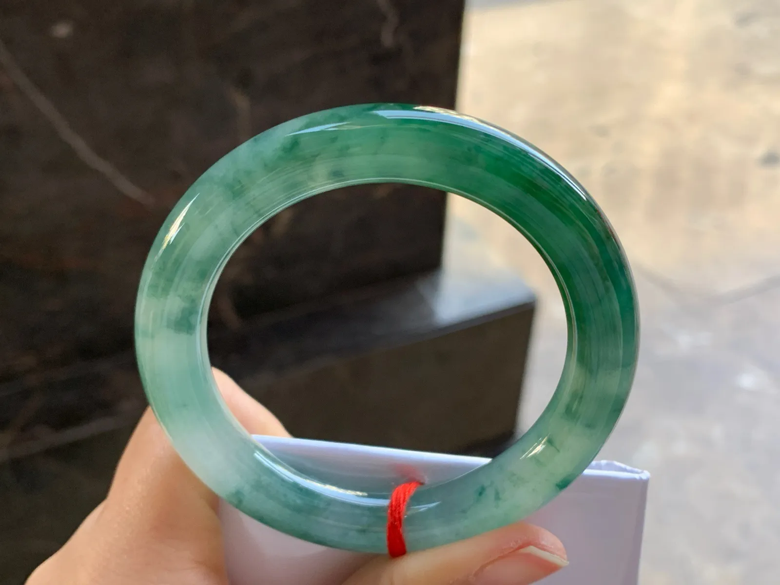 55.5-10.5

辣绿色圆条手镯^_^颜色鲜艳