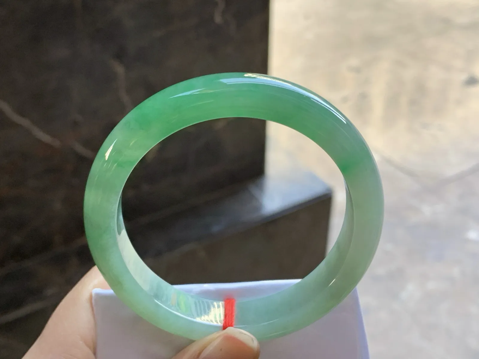 57-12.6-8.5

浓绿色手镯^_^鲜艳 玉质温润