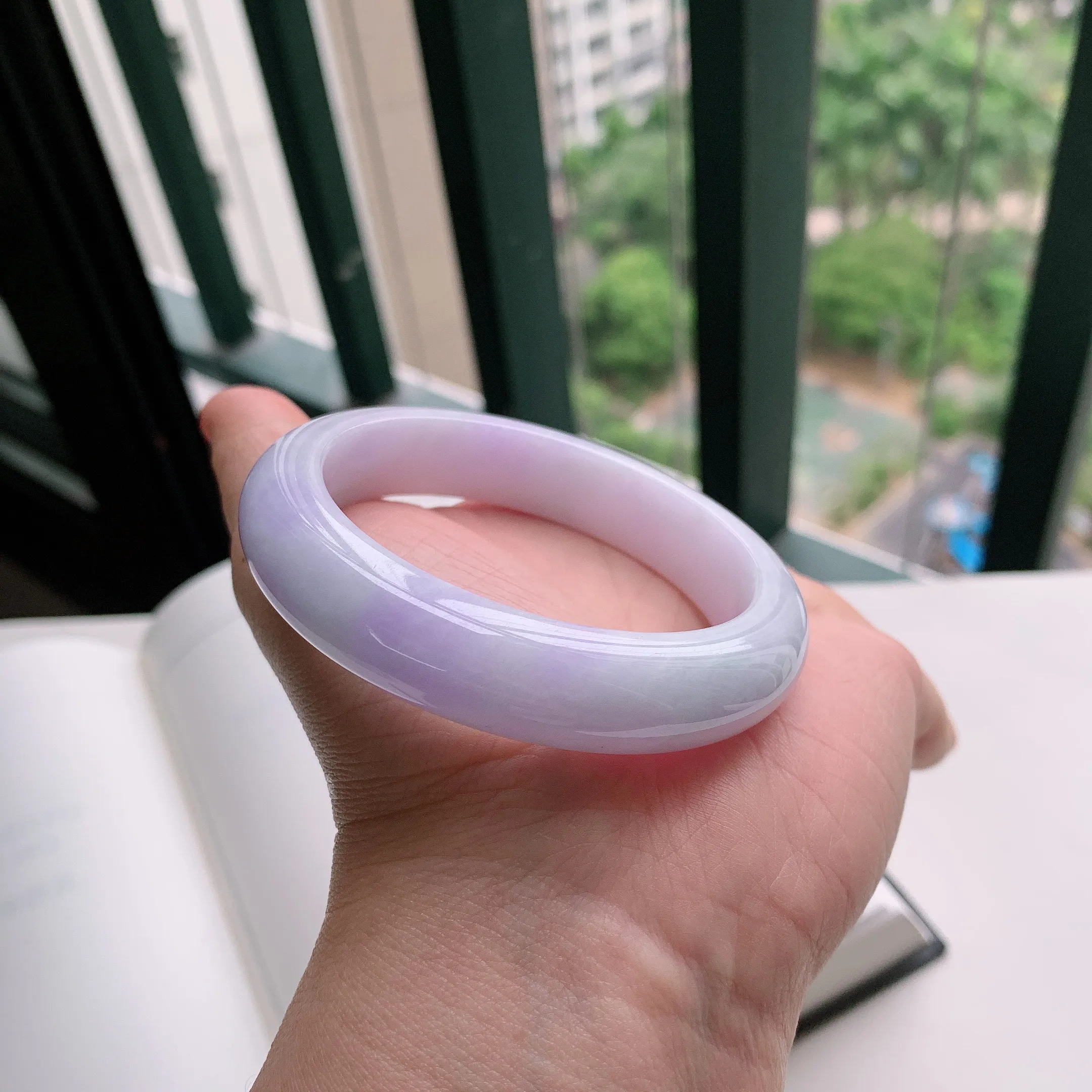 正圈55圈口，天然A货翡翠冰糯种水润飘绿玉手镯，水润秀丽，飘花灵动，种水十足，视觉甜美可人，恰到好处的美，十分高雅耐看，条形优美，上手优雅大方。61.63