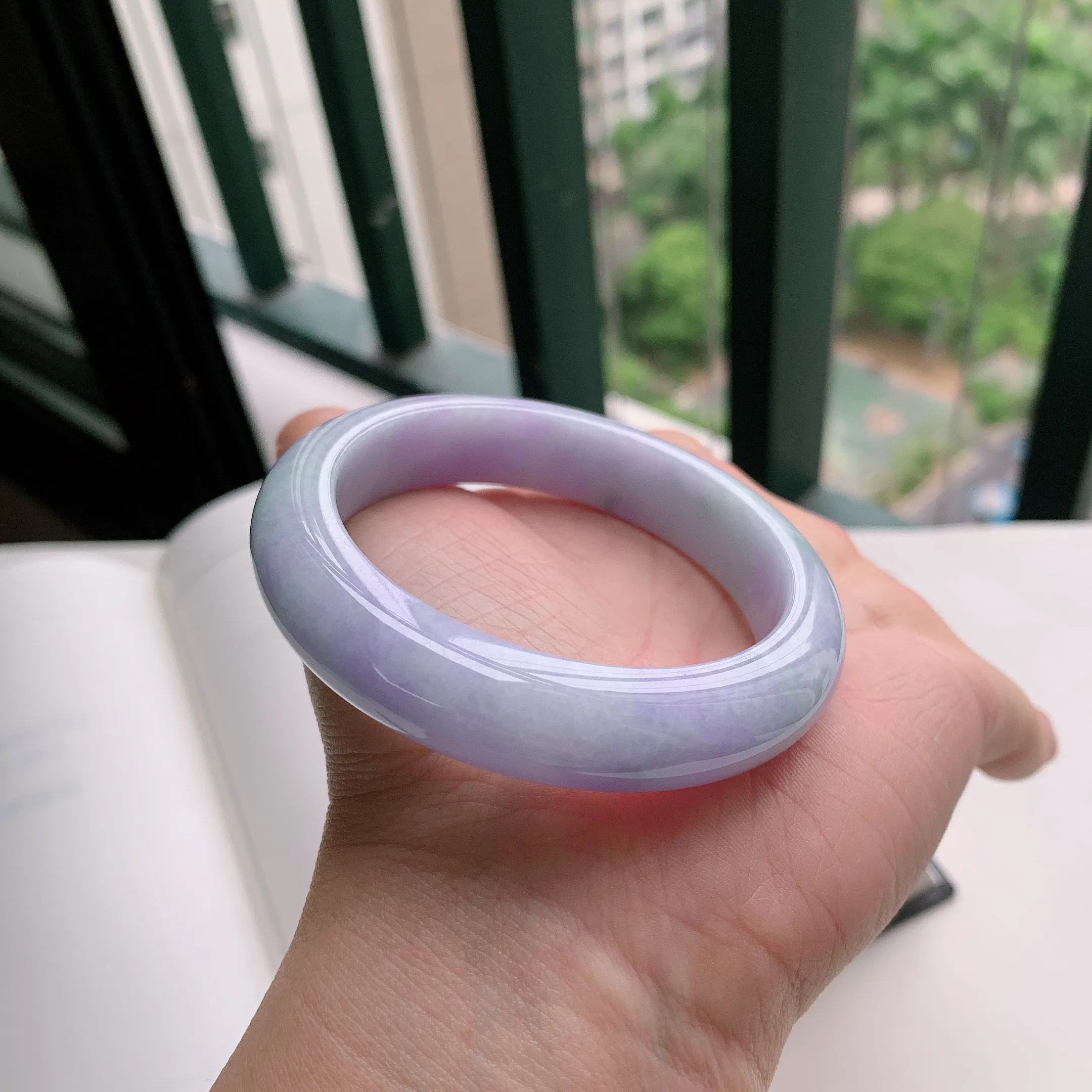 正圈54圈口，天然A货翡翠冰糯种水润飘绿玉手镯，水润秀丽，飘花灵动，种水十足，视觉甜美可人，恰到好