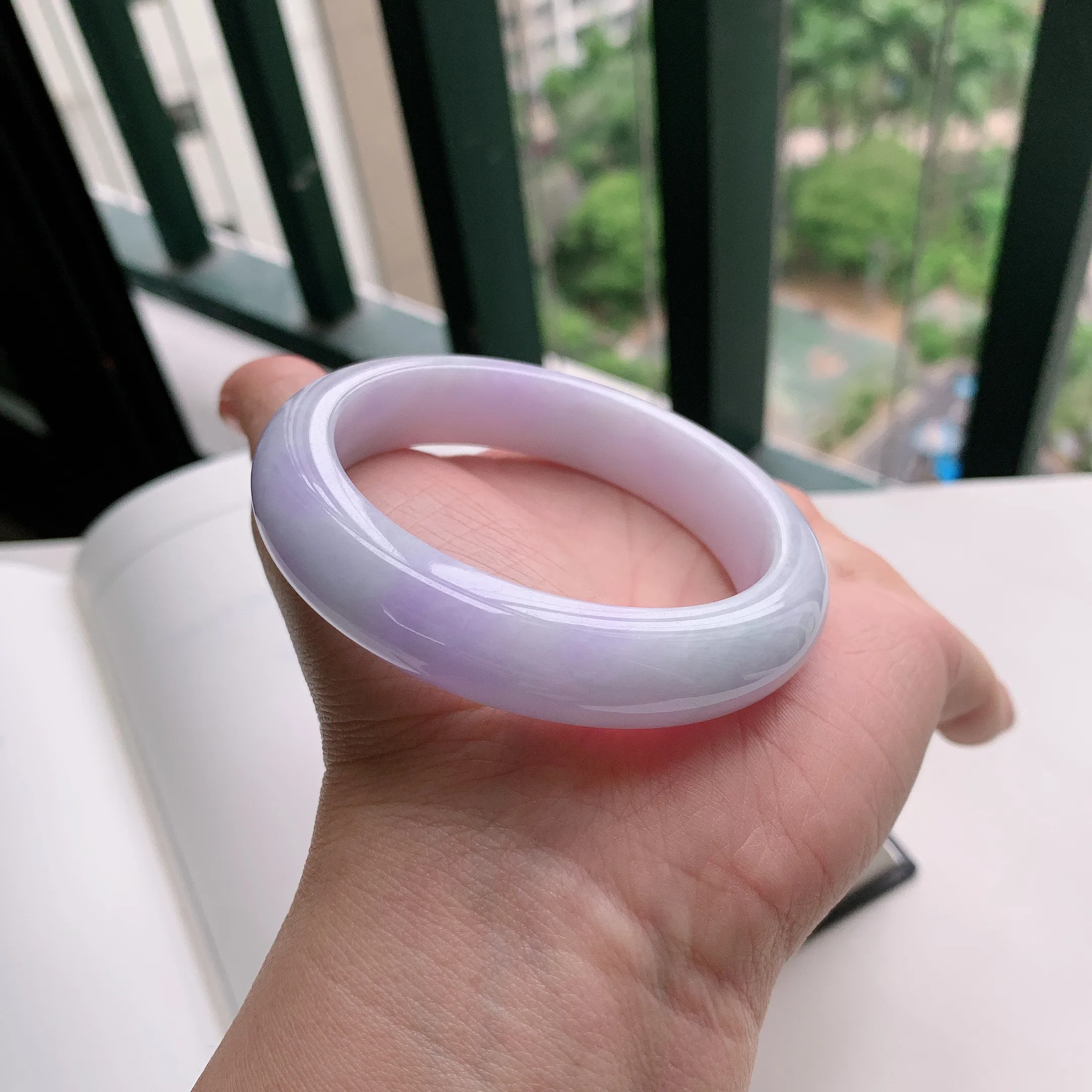 正圈55圈口，天然A货翡翠冰糯种水润飘绿玉手镯，水润秀丽，飘花灵动，种水十足，视觉甜美可人，恰到好