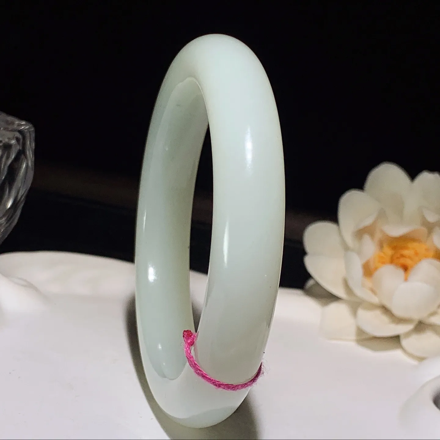 58圈口 新疆和田玉白玉手镯 58圈口条宽12厚10重66.5克。玉质细腻油润。手推出油。佩戴高端典雅。lt260129