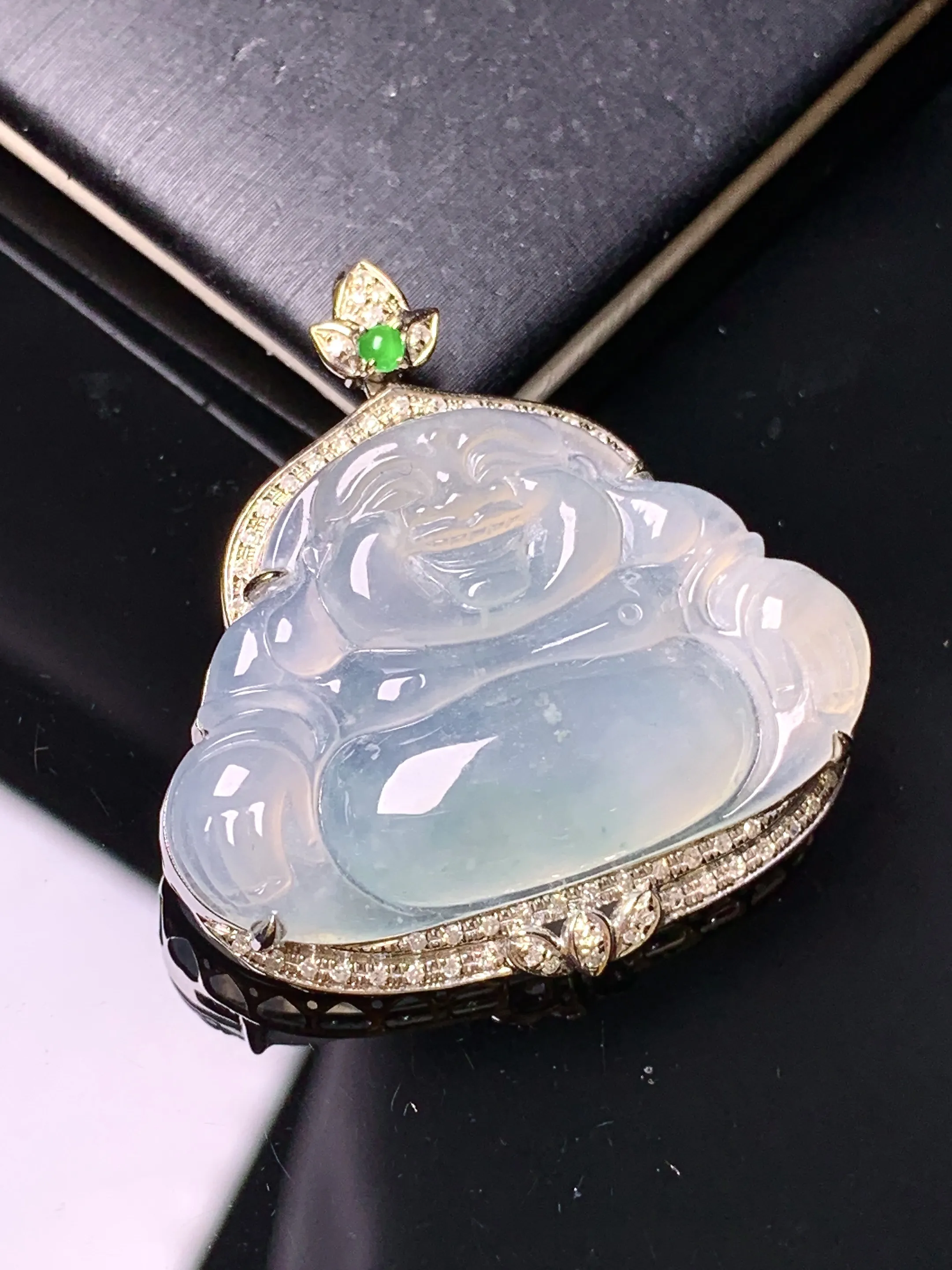 18k金钻镶嵌冰种佛公吊坠 玉质细腻 色泽清新艳丽 整体尺寸33*31*8.2