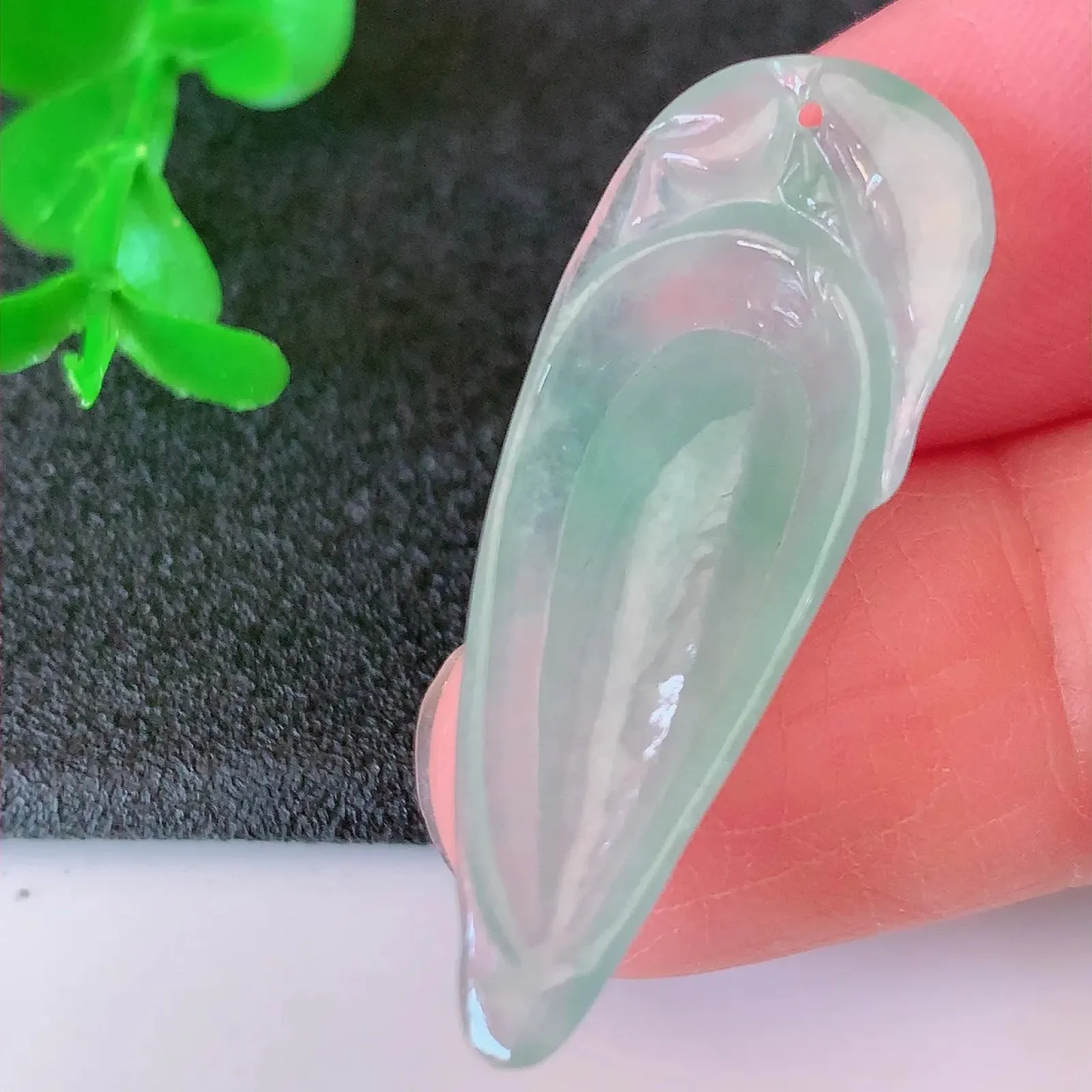 自然光实拍，冰种飘花翡翠福瓜吊坠，寓意“呱呱来财，福气满满”， 冰润且起胶感， 佩戴效果优雅迷人！#01.25