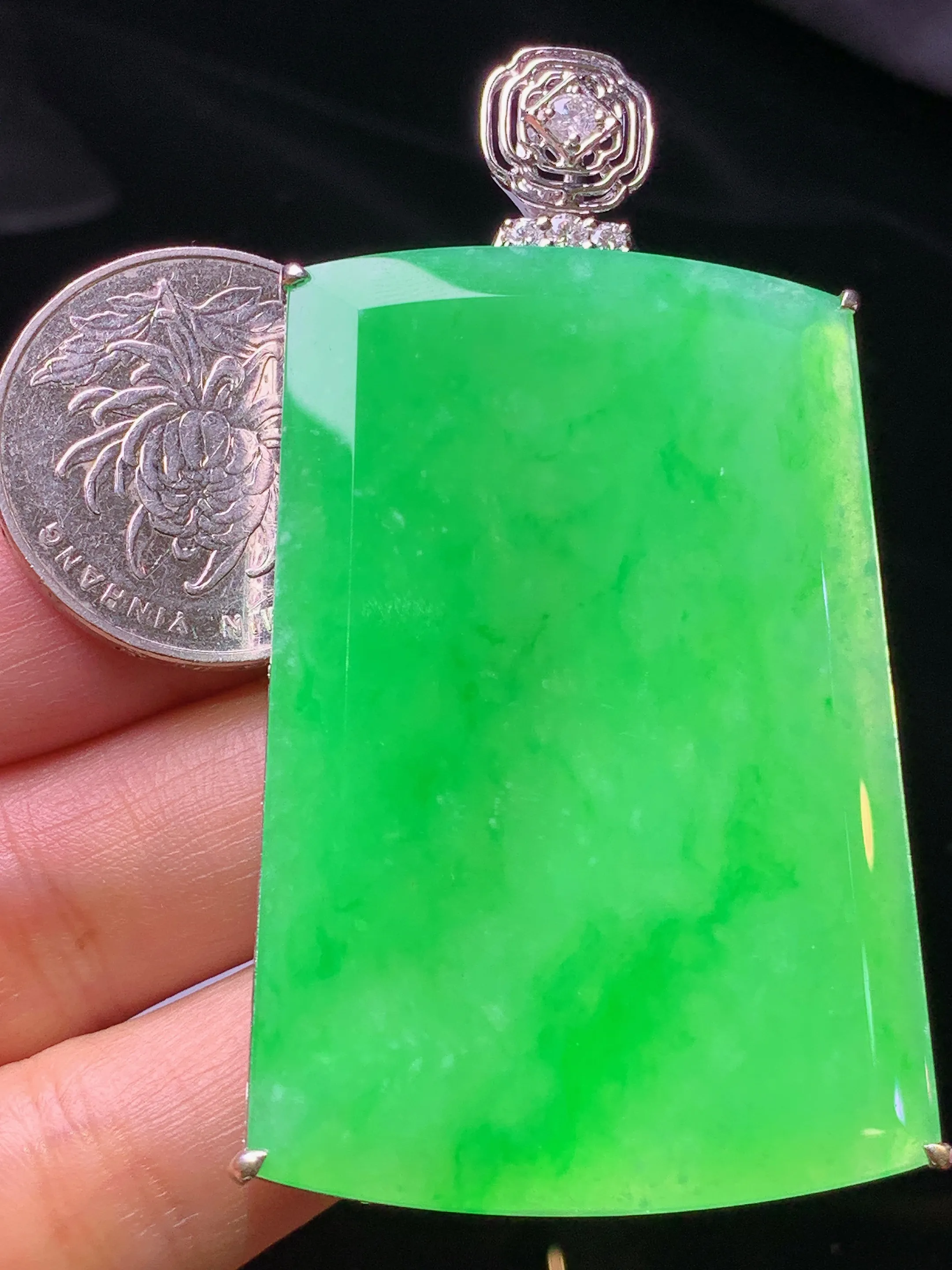 18k金镶嵌翠绿无事牌吊坠 玉质细腻 色泽清新艳丽 整体尺寸66.5*36.6*8.5