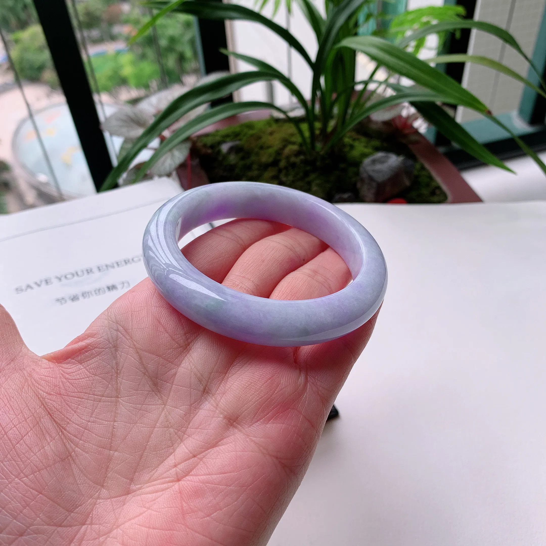 正圈58圈口，天然A货翡翠冰糯种水润飘绿玉手镯，水润秀丽，飘花灵动，种水十足，视觉甜美可人，恰到好处的美，十分高雅耐看，条形优美，上手优雅大方。70.91