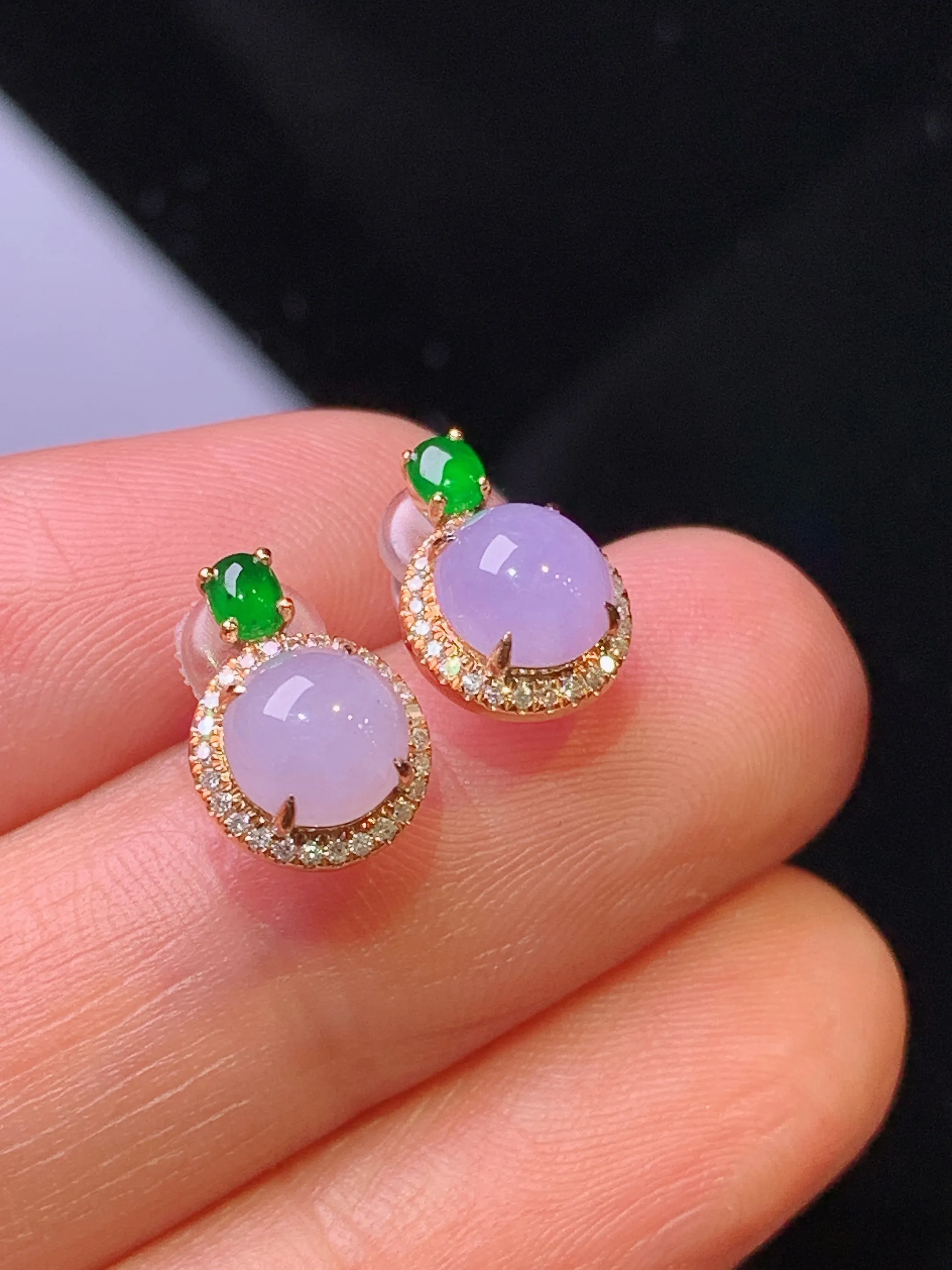 18k金钻镶嵌紫罗兰蛋面耳钉 玉质细腻 色泽清新艳丽 整体尺寸10.8*7.7*4.5