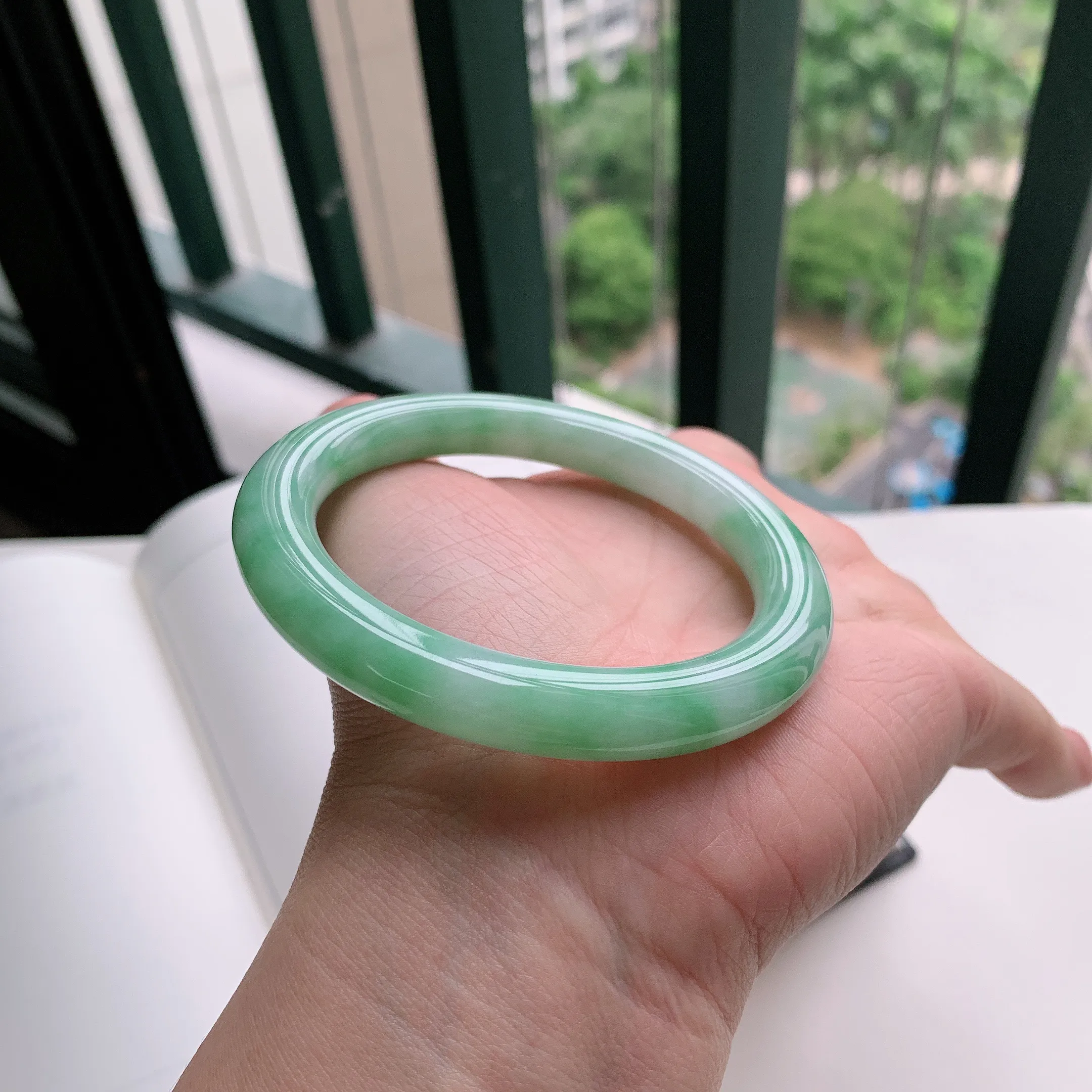 圆条57圈口，天然A货翡翠冰糯种水润飘绿玉手镯，水润秀丽，飘花灵动，种水十足，视觉甜美可人，恰到好处的美，十分高雅耐看，条形优美，上手优雅大方。54.19