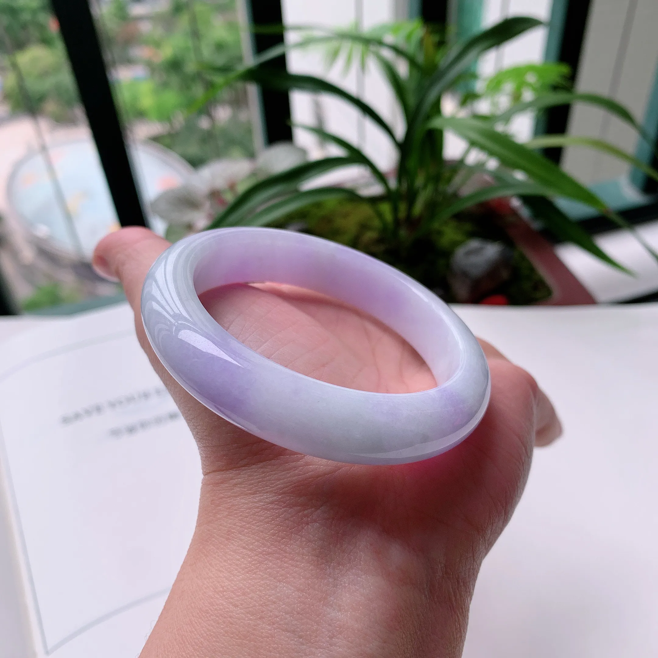 正圈55圈口，天然A货翡翠冰糯种水润飘绿玉手镯，水润秀丽，飘花灵动，种水十足，视觉甜美可人，恰到好处的美，十分高雅耐看，条形优美，上手优雅大方。59.97