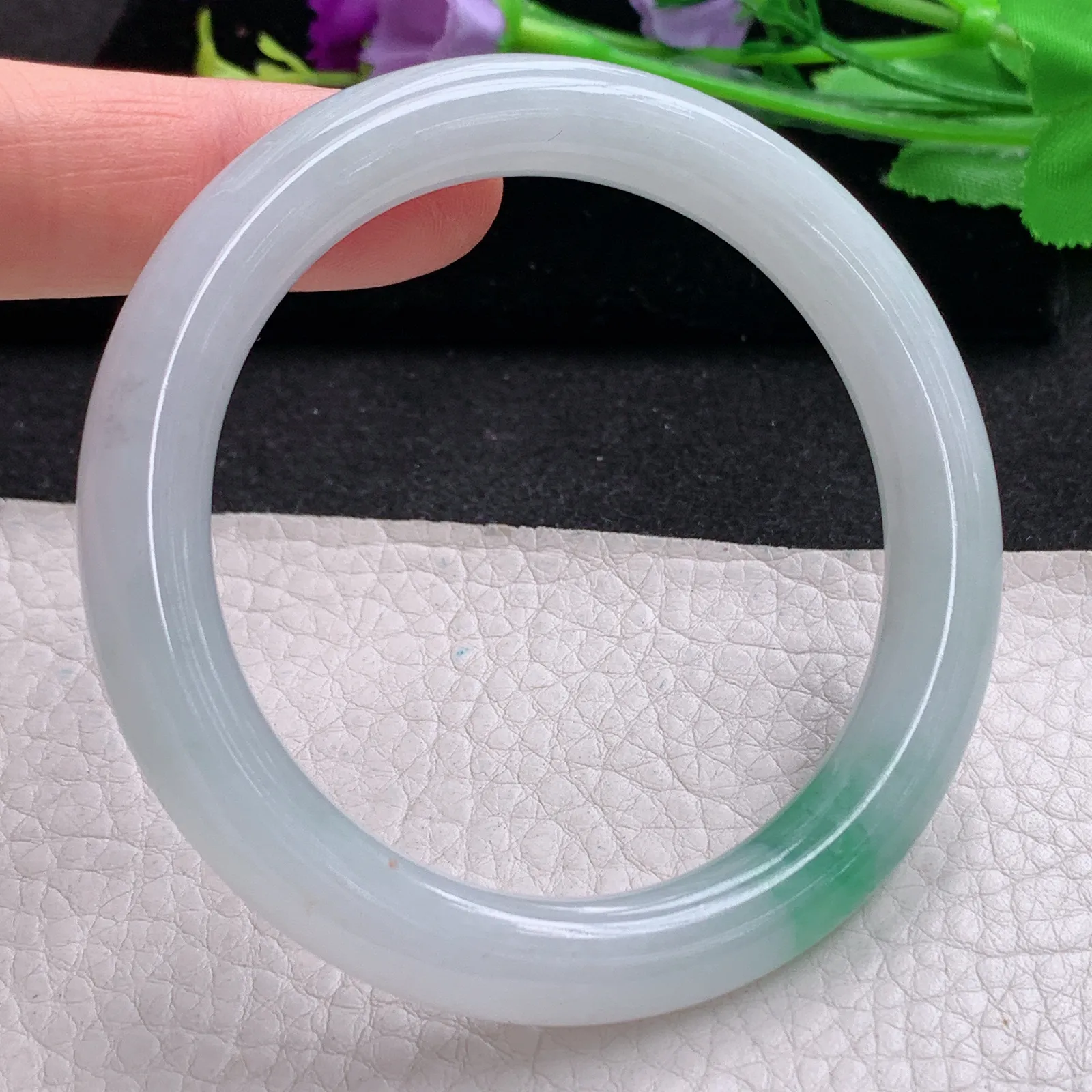 Hf实拍55.5*9.3缅甸翡翠手镯飘绿圆条玉镯子 秀气精美福镯