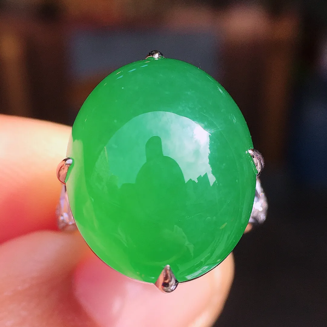 阳绿蛋面戒指，色泽均匀艳丽，玉质细腻，荧光感超
强，饱满圆润，尽显优雅气质，18k
金豪华镶嵌