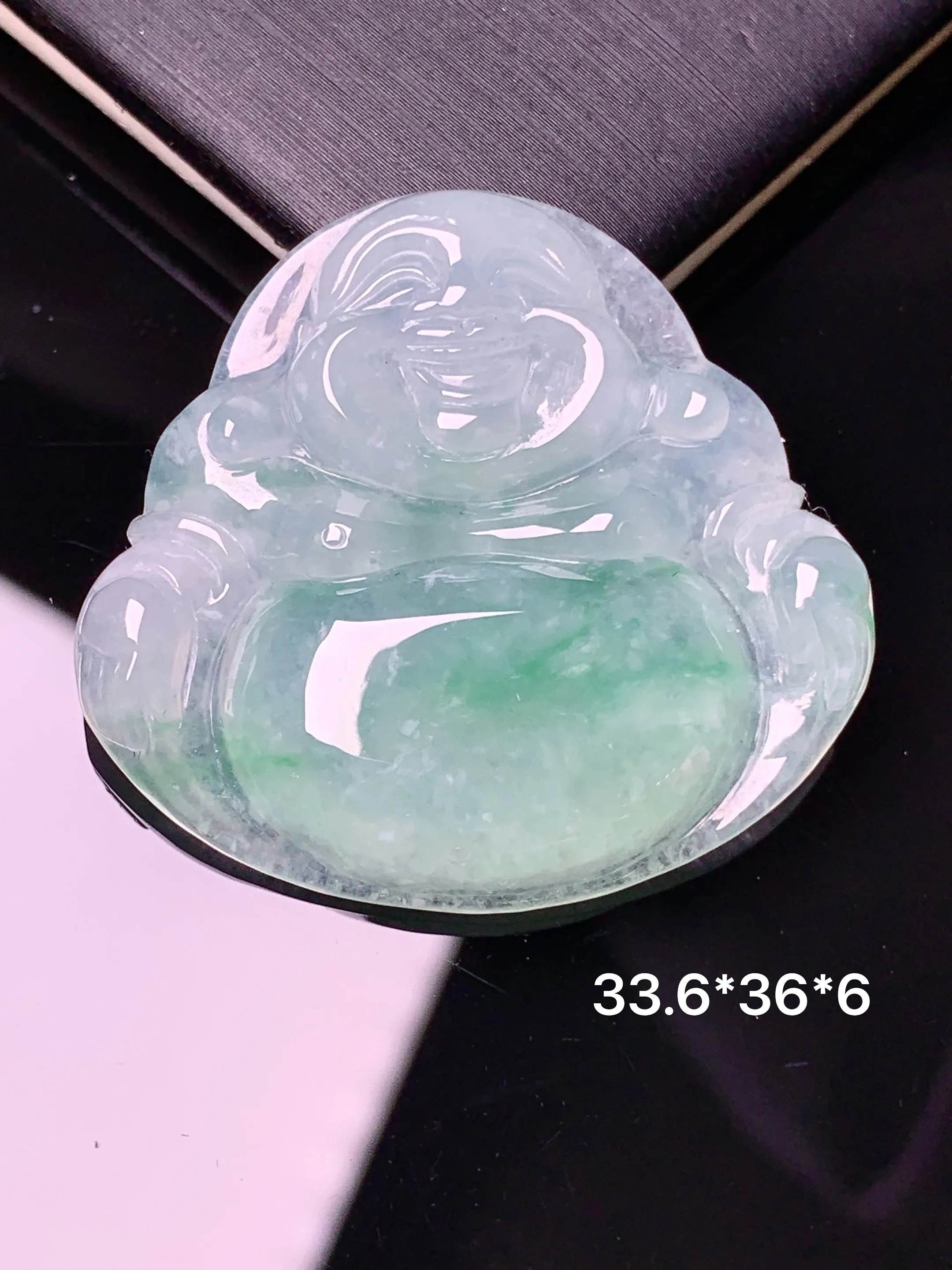 冰种飘绿佛公吊坠 玉质细腻 色泽清新艳丽 整体尺寸33.6*36*6