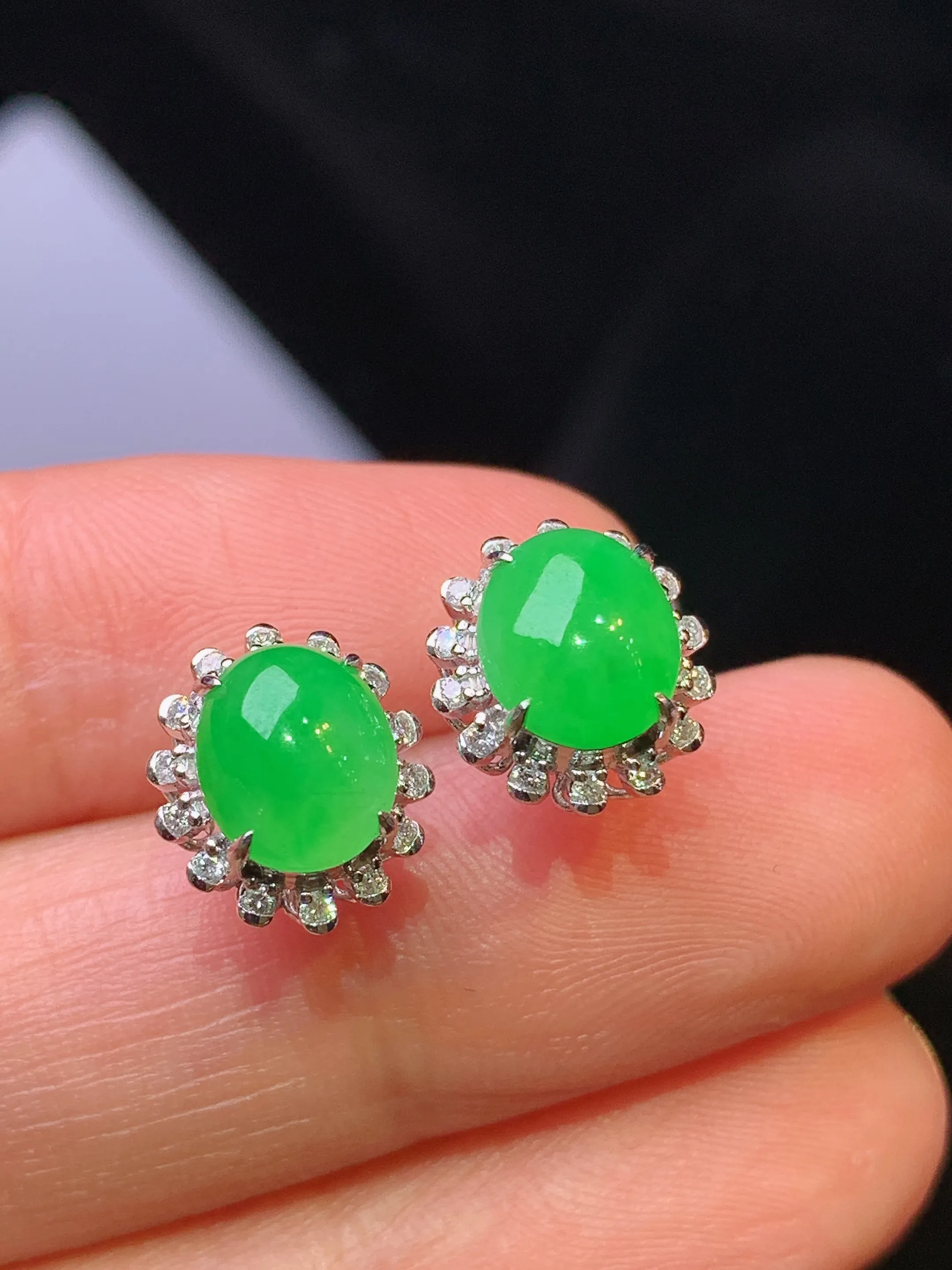 18k金钻镶嵌满绿蛋面耳钉 玉质细腻 色泽清新艳丽 整体尺寸11*9.5*7.3