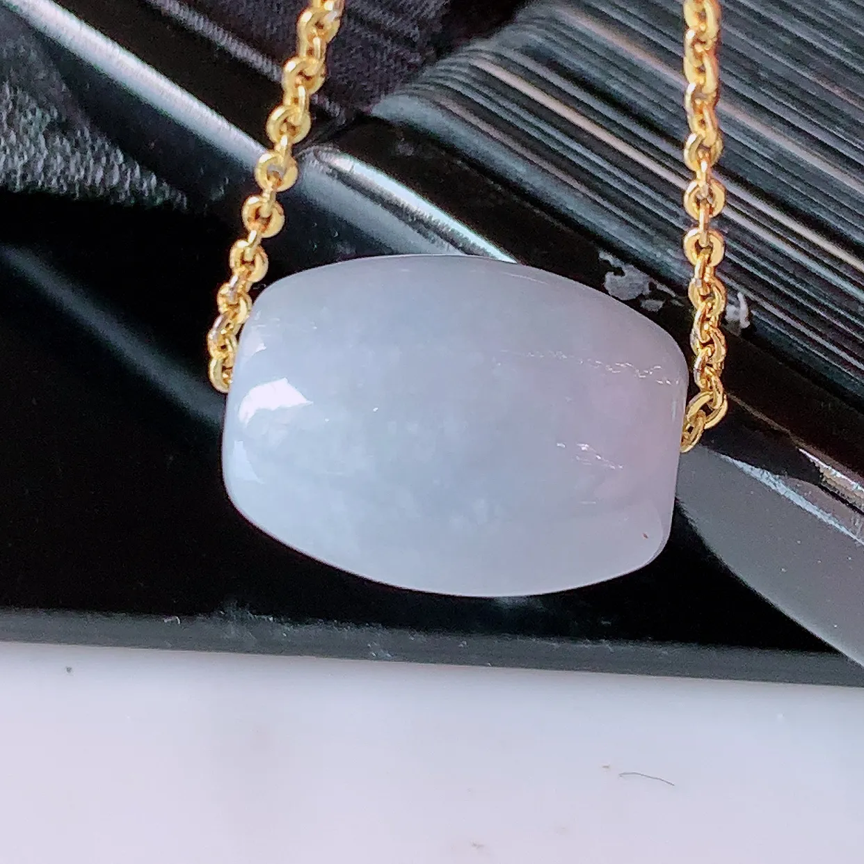 自然光实拍，冰润紫罗兰底翡翠路路通吊坠，寓意时来运转、财源滚滚，款式新颖时尚，日常百搭的款！配图银链#05.25