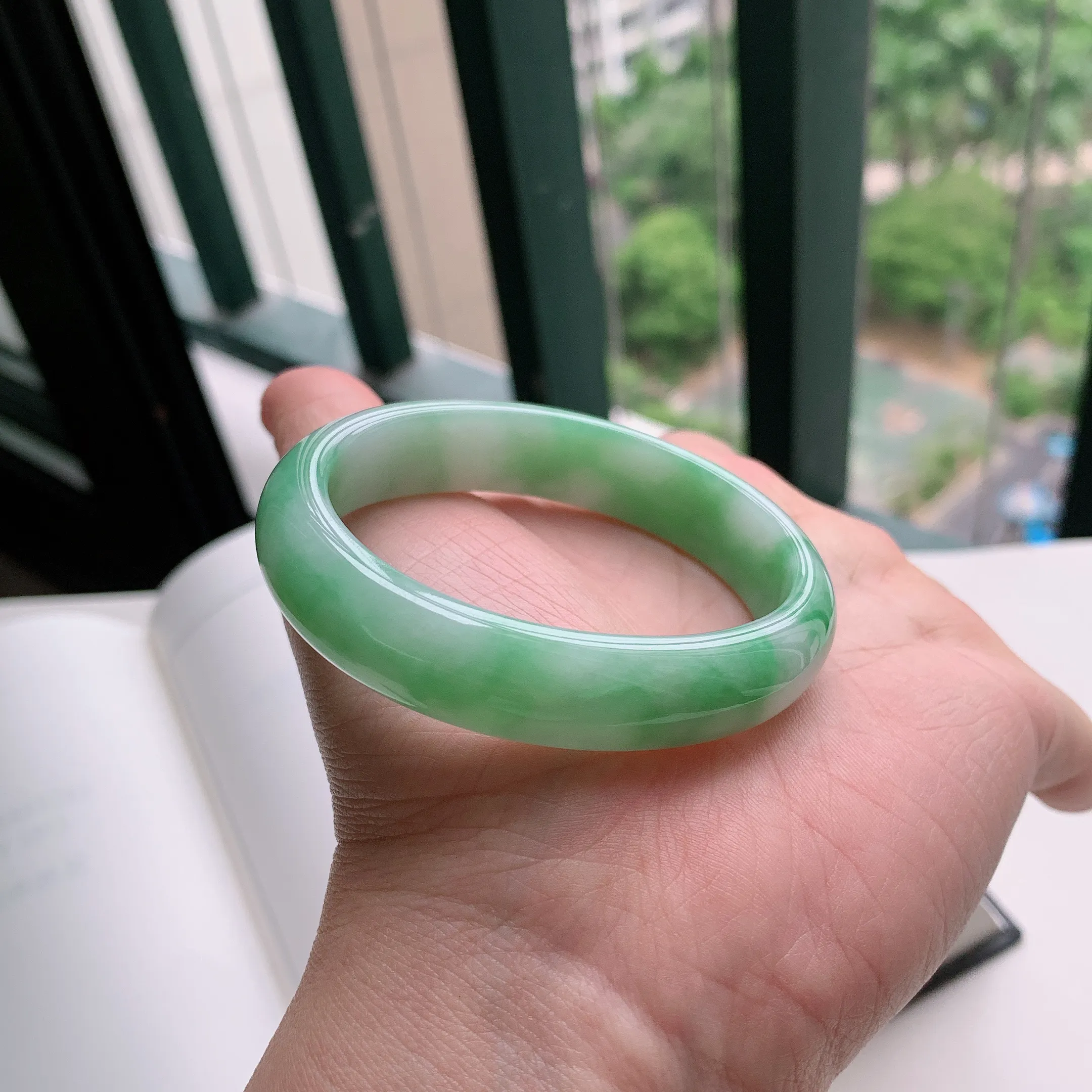 贵妃54圈口，天然A货翡翠冰糯种水润飘绿玉手镯，水润秀丽，飘花灵动，种水十足，视觉甜美可人，恰到好处的美，十分高雅耐看，条形优美，上手优雅大方。41.03