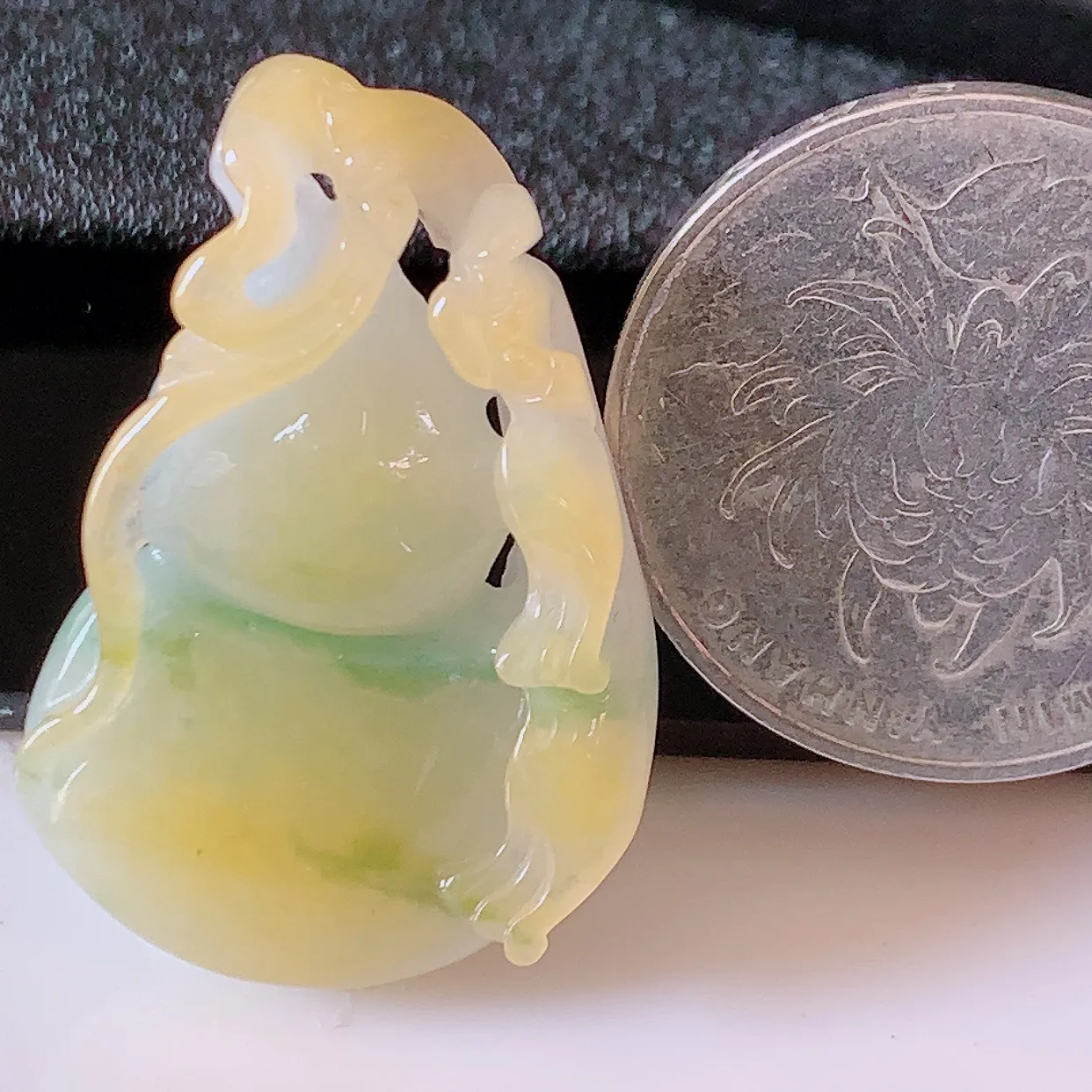 自然光实拍，冰润黄加绿翡翠葫芦吊坠，葫芦寓意福禄双全，财源滚滚，饱满，清新脱俗，佩戴效果优雅迷人！#60.25