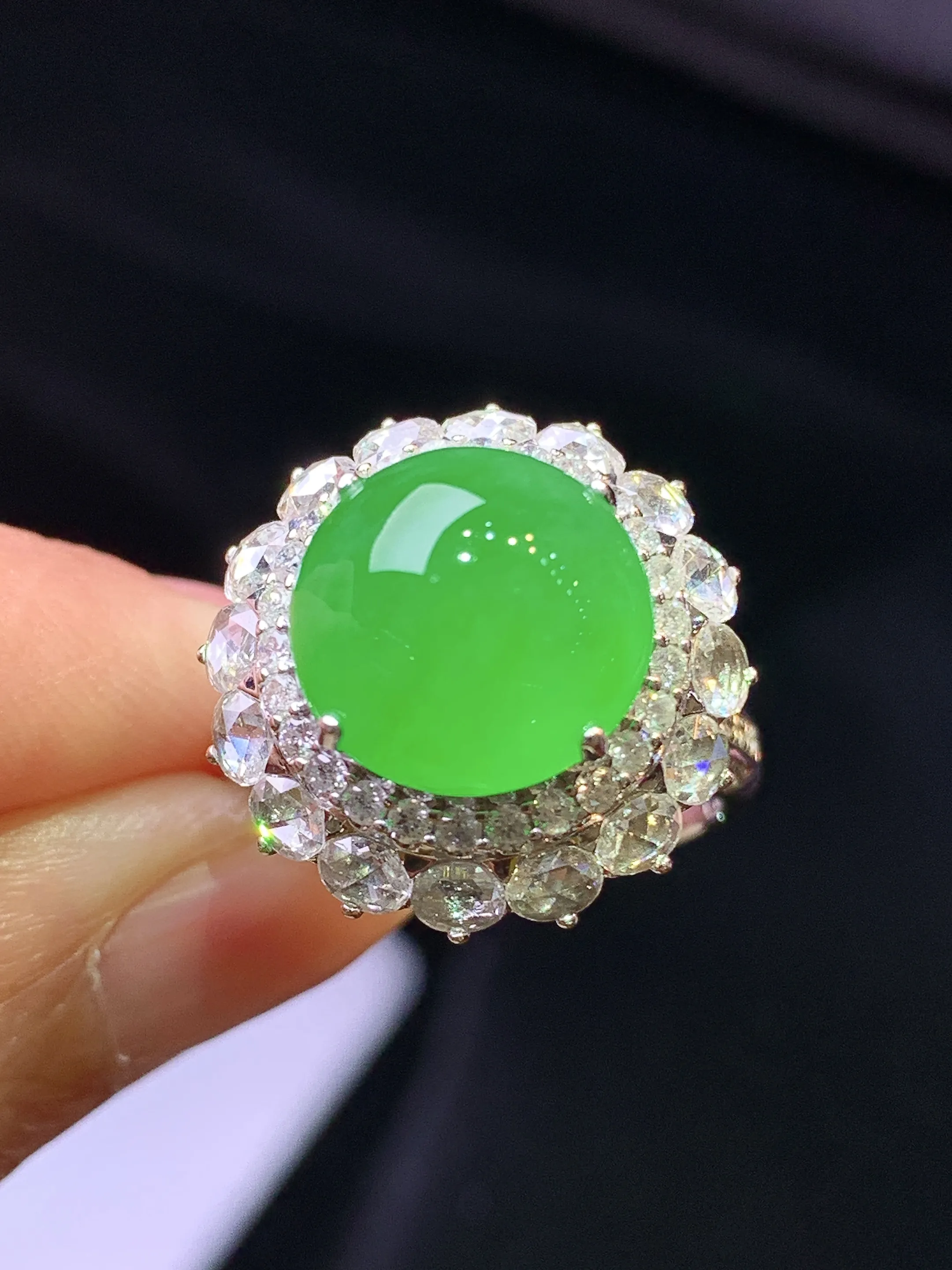 18k金钻镶嵌满绿蛋面戒指 玉质细腻 色泽清新艳丽 圈口14 整体尺寸18.3*14.5