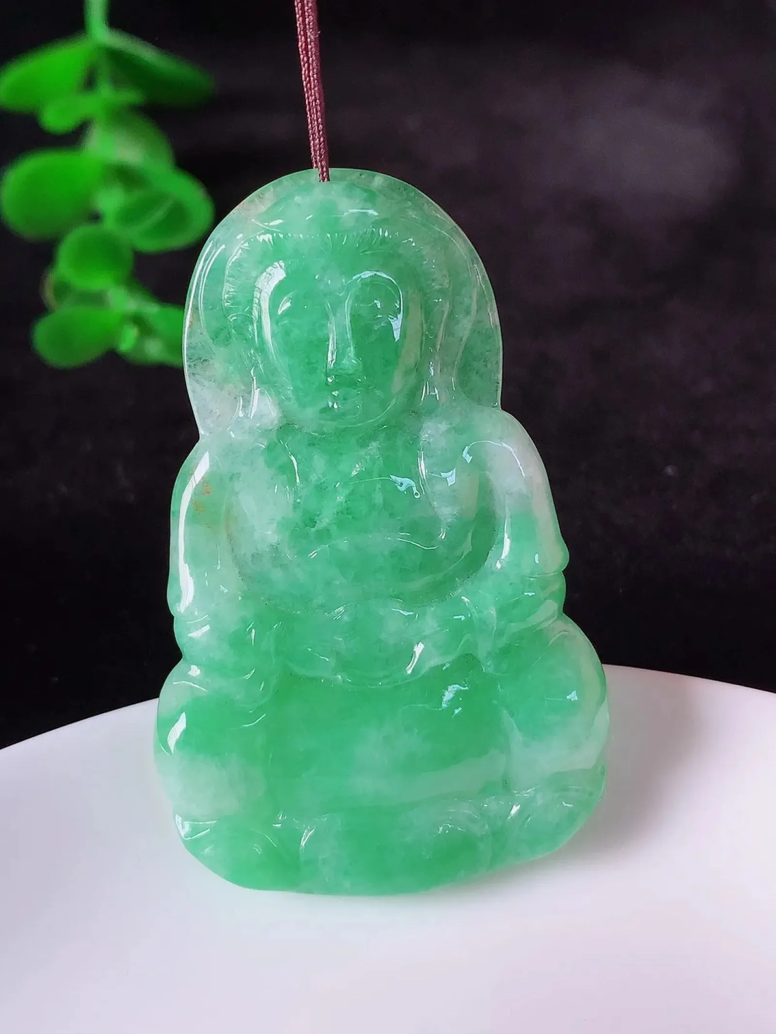 自然光实拍，冰润满绿翡翠观音菩萨吊坠，赐福观音，玉润通透，慈祥端庄！#01.25
