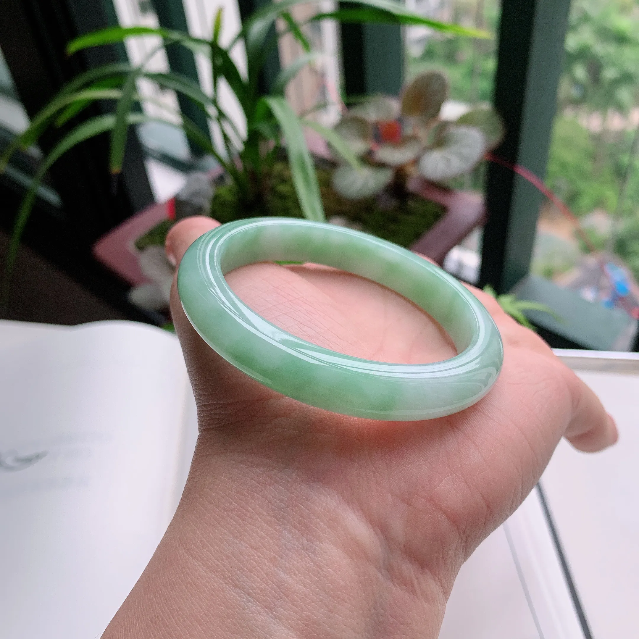 正圈54圈口，天然A货翡翠冰糯种水润飘绿玉手镯，水润秀丽，飘花灵动，种水十足，视觉甜美可人，恰到好处的美，十分高雅耐看，条形优美，上手优雅大方。43.74