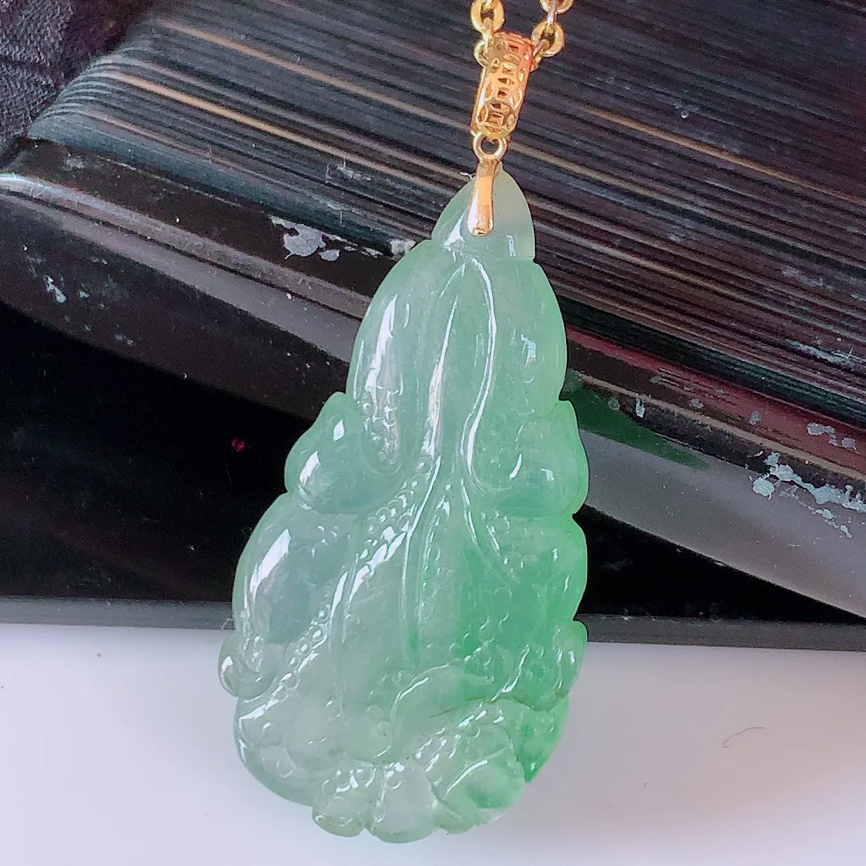 18K金镶嵌冰种飘绿翡翠招百财白菜吊坠，百财聚来，财源滚滚，色泽鲜艳，精工水润的白菜，性价比高！#1
