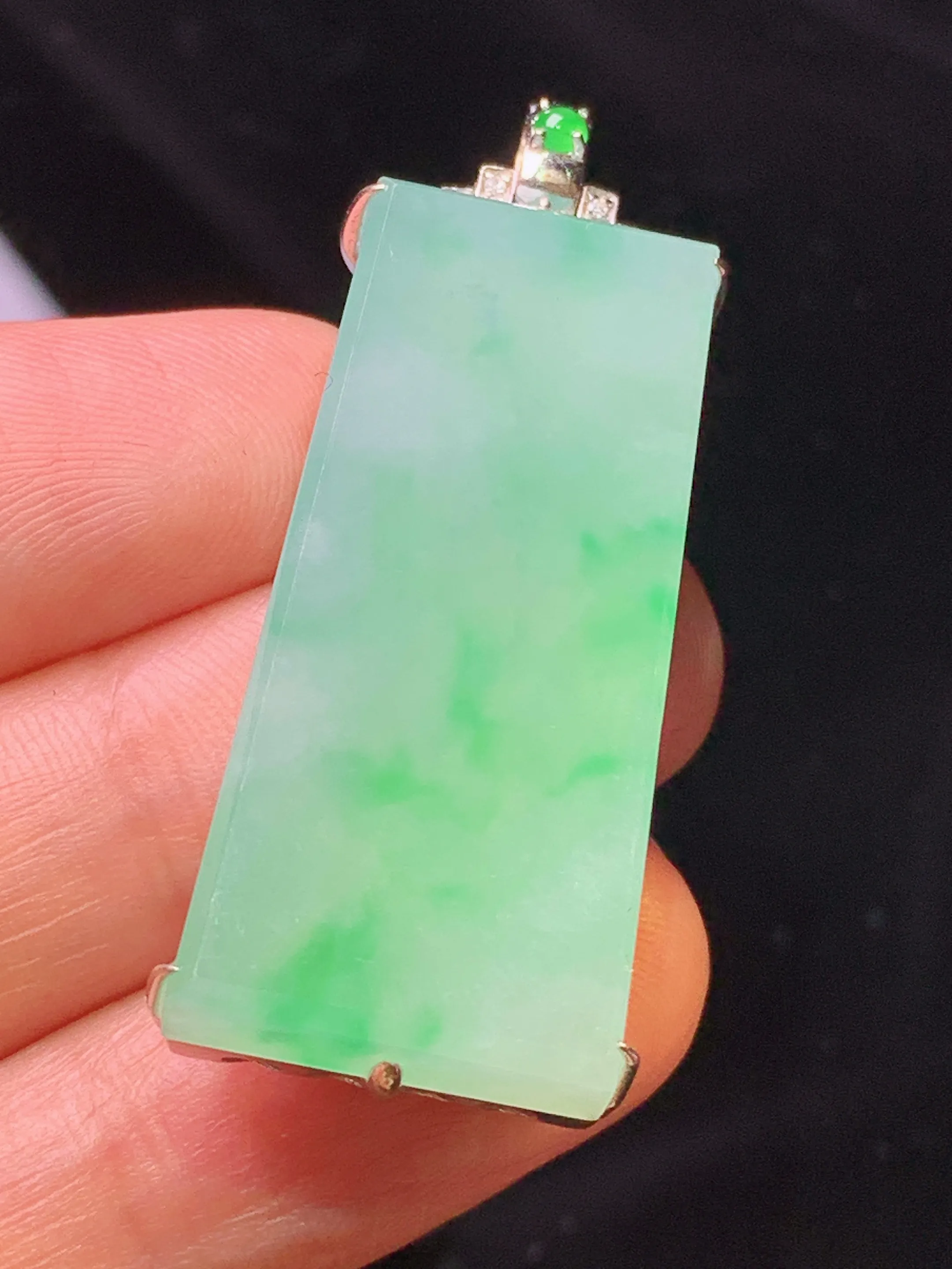 18k金钻镶嵌翠绿无事牌吊坠 玉质细腻 色泽清新艳丽 整体尺寸42.5*18*8.3