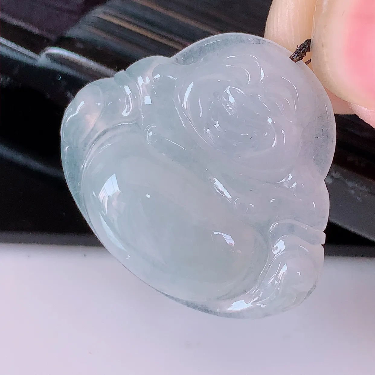 自然光实拍，冰种翡翠佛公吊坠，水灵起胶，翠色迷人，佛公在心中，一生平安，饱满圆润，开怀大笑佛公，配戴灵气十足！#57.25
