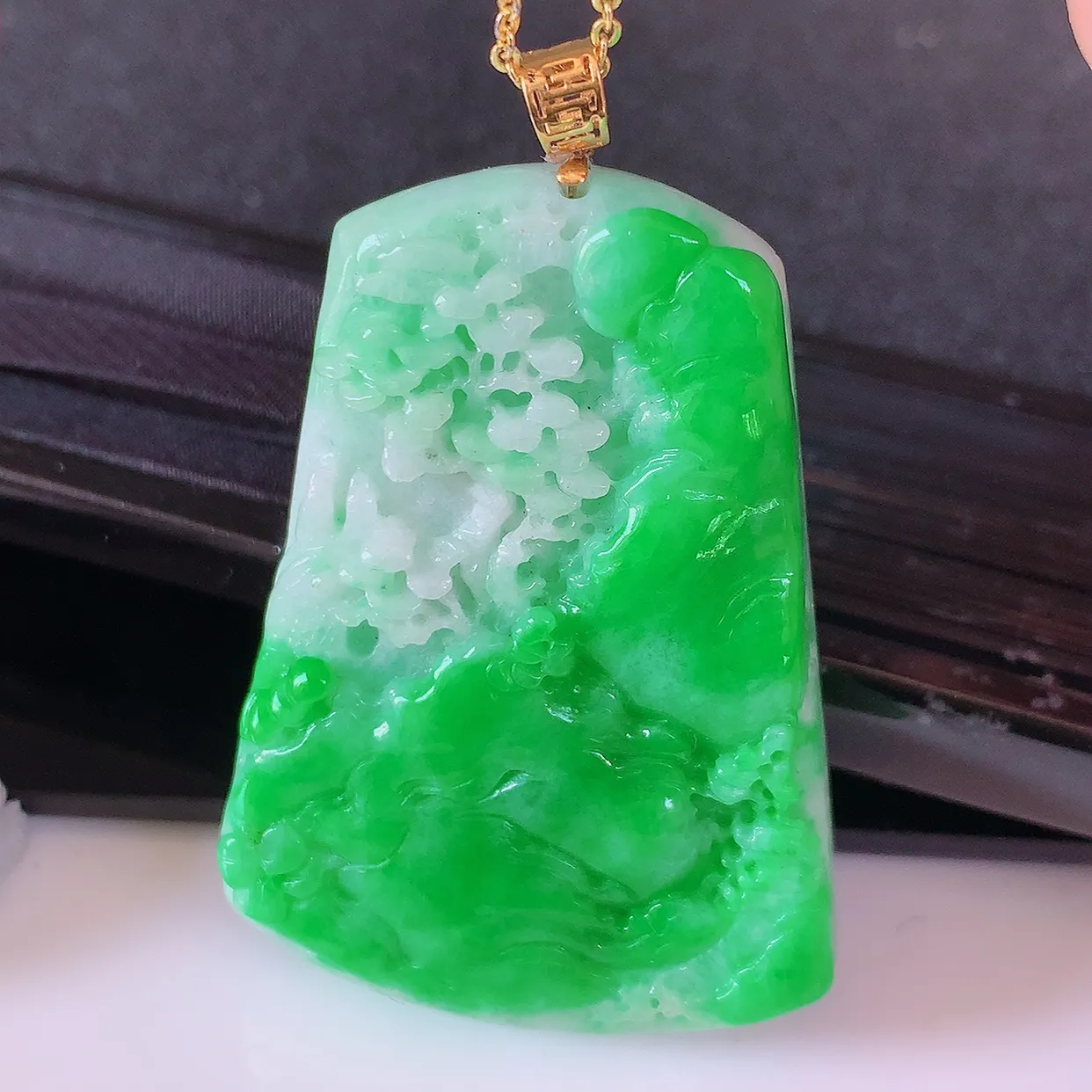 自然光实拍，18K金镶嵌辣绿翡翠山水牌吊坠，寓意“常青、背靠大山、水（财）长流、平安之意”生机盎然的翠意，一眼既心醉，雕工精致，佩戴效果优雅迷人！#1.25整体49.5裸石44.5*32*7.8