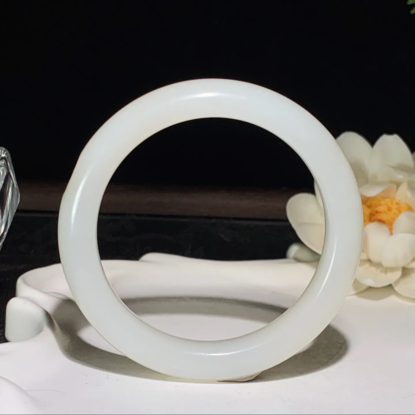 54圈口 新疆和田玉白玉羊脂白籽料手镯 54圈口条宽11厚9重46.8克。玉质细腻油润。手推出油。佩