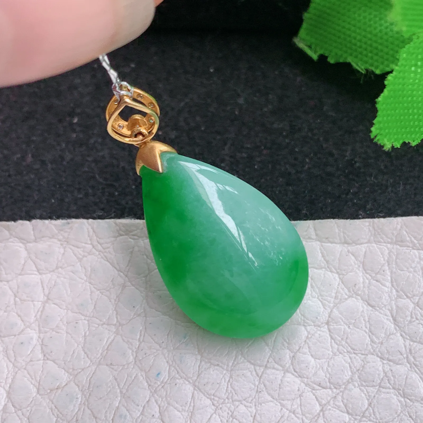 qxm实拍23.5*14.2*8缅甸翡翠精雕辣绿饱满水滴玉吊坠 玉挂件