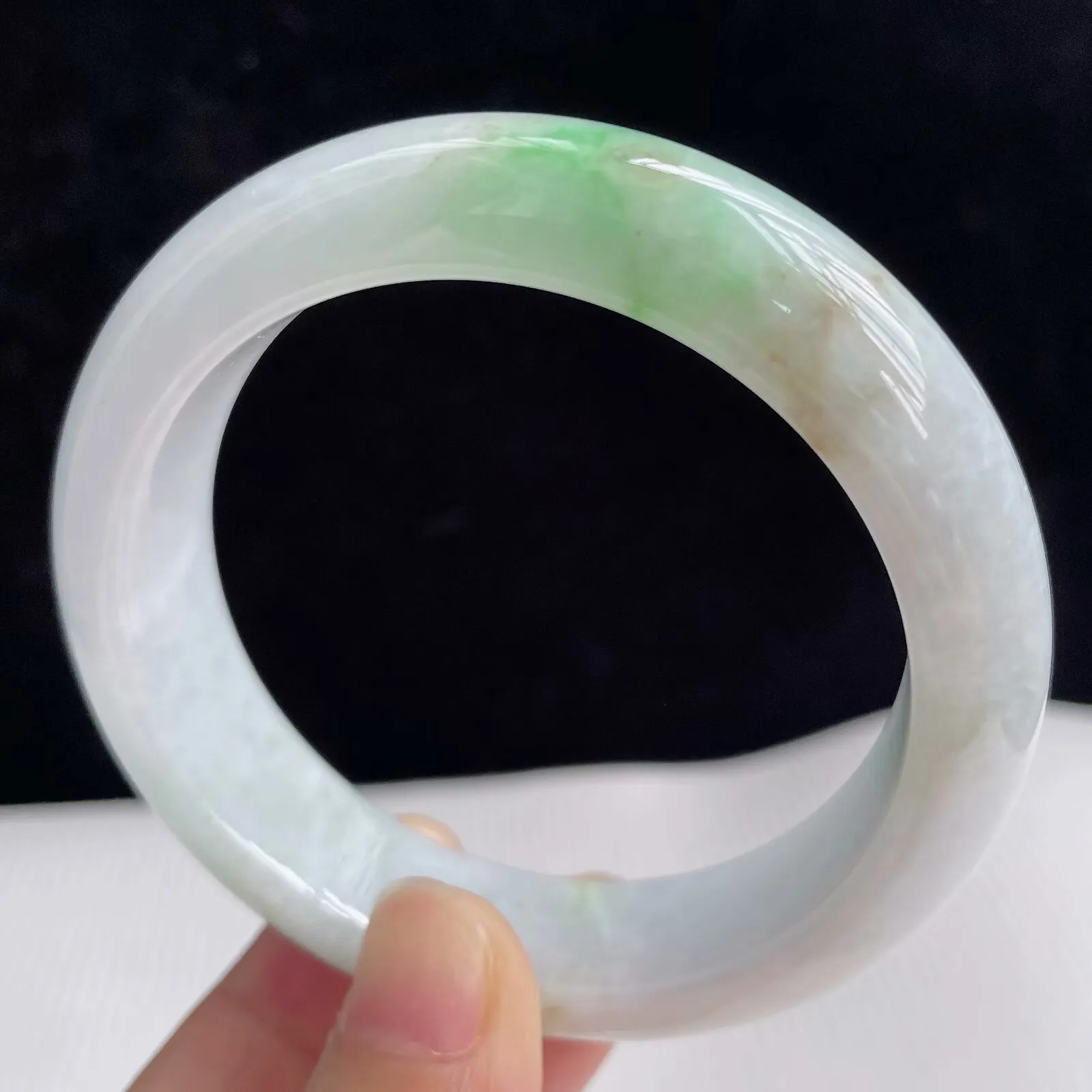 54.8圈口玉石玉镯翡翠飘绿手镯65.97g