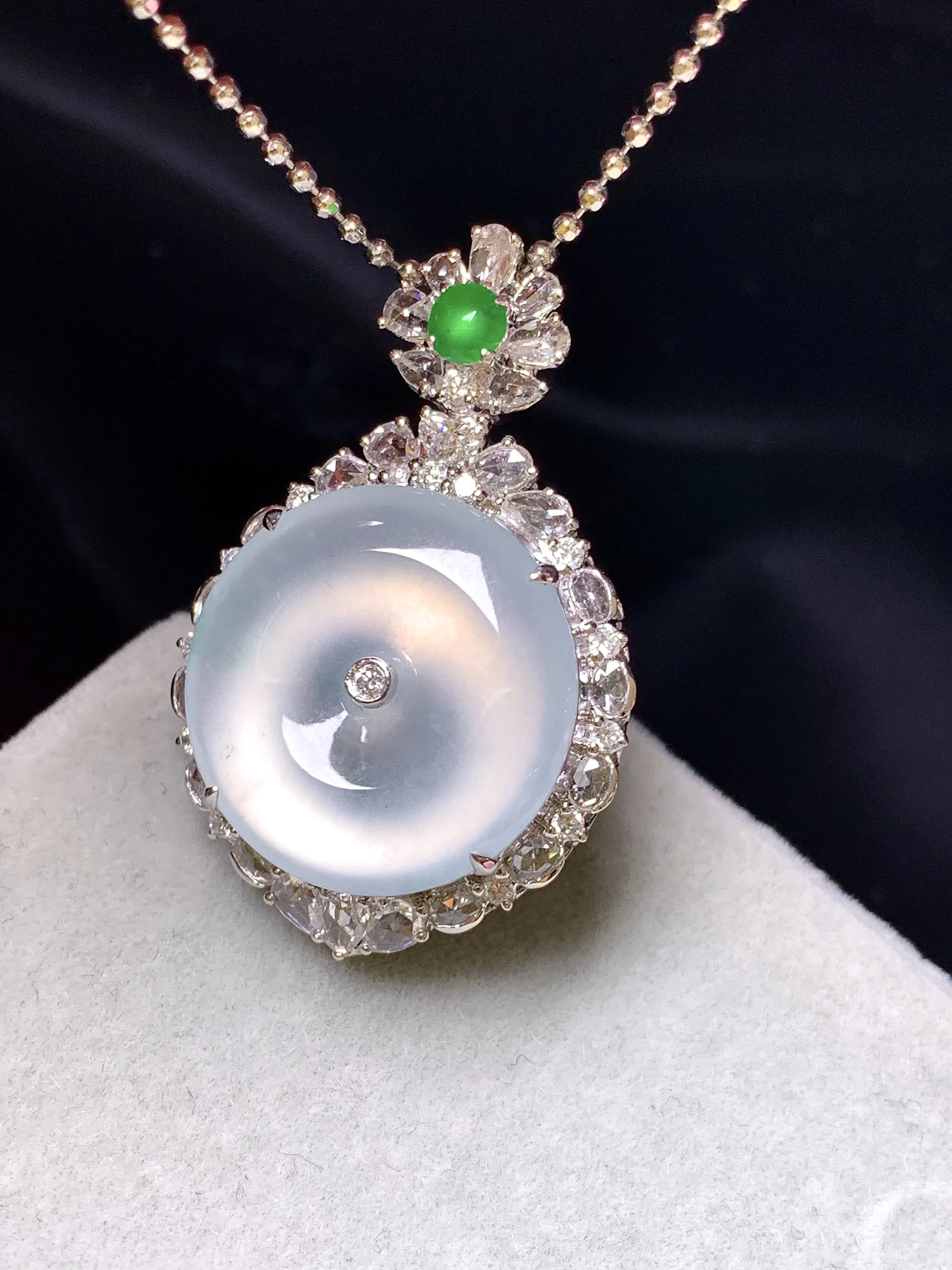 18k金钻镶嵌玻璃种平安扣吊坠 玉质细腻 色泽清新艳丽 整体尺寸29.7*19*9.7