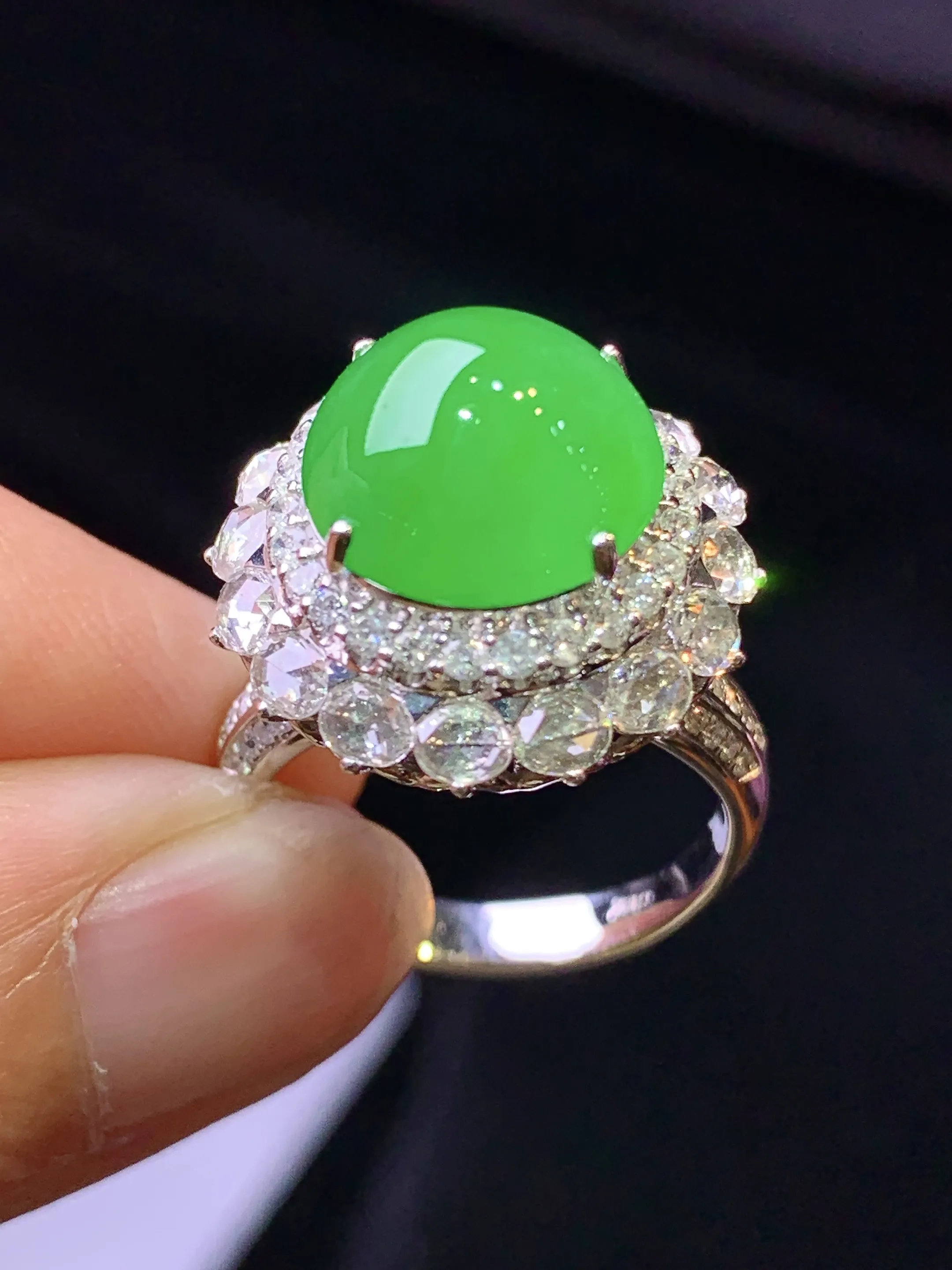 18k金钻镶嵌满绿蛋面戒指 玉质细腻 色泽清新艳丽 圈口14 整体尺寸18.3*14.5