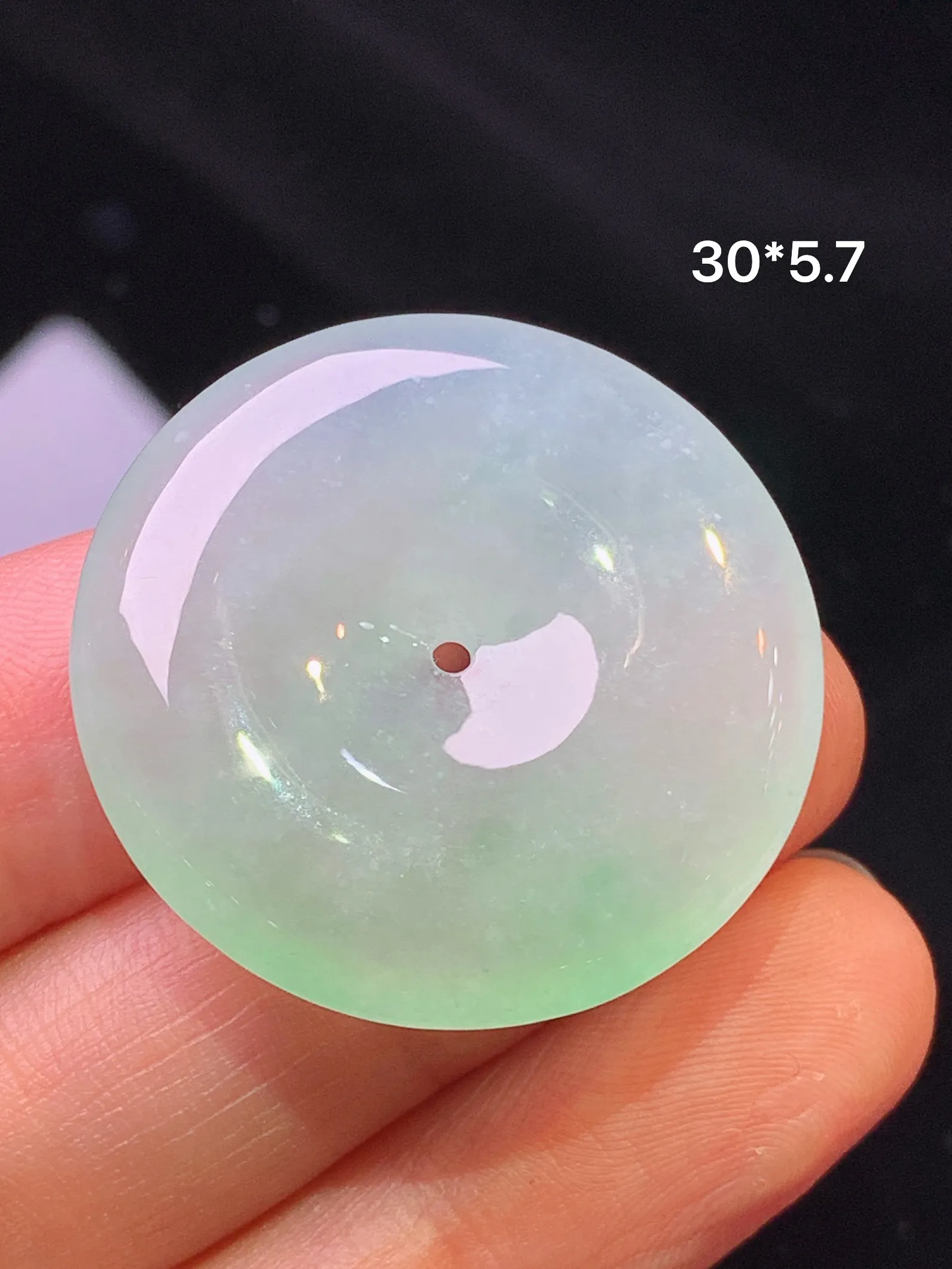 冰种飘绿平安扣吊坠 玉质细腻 色泽清新艳丽 整体尺寸30*5.7