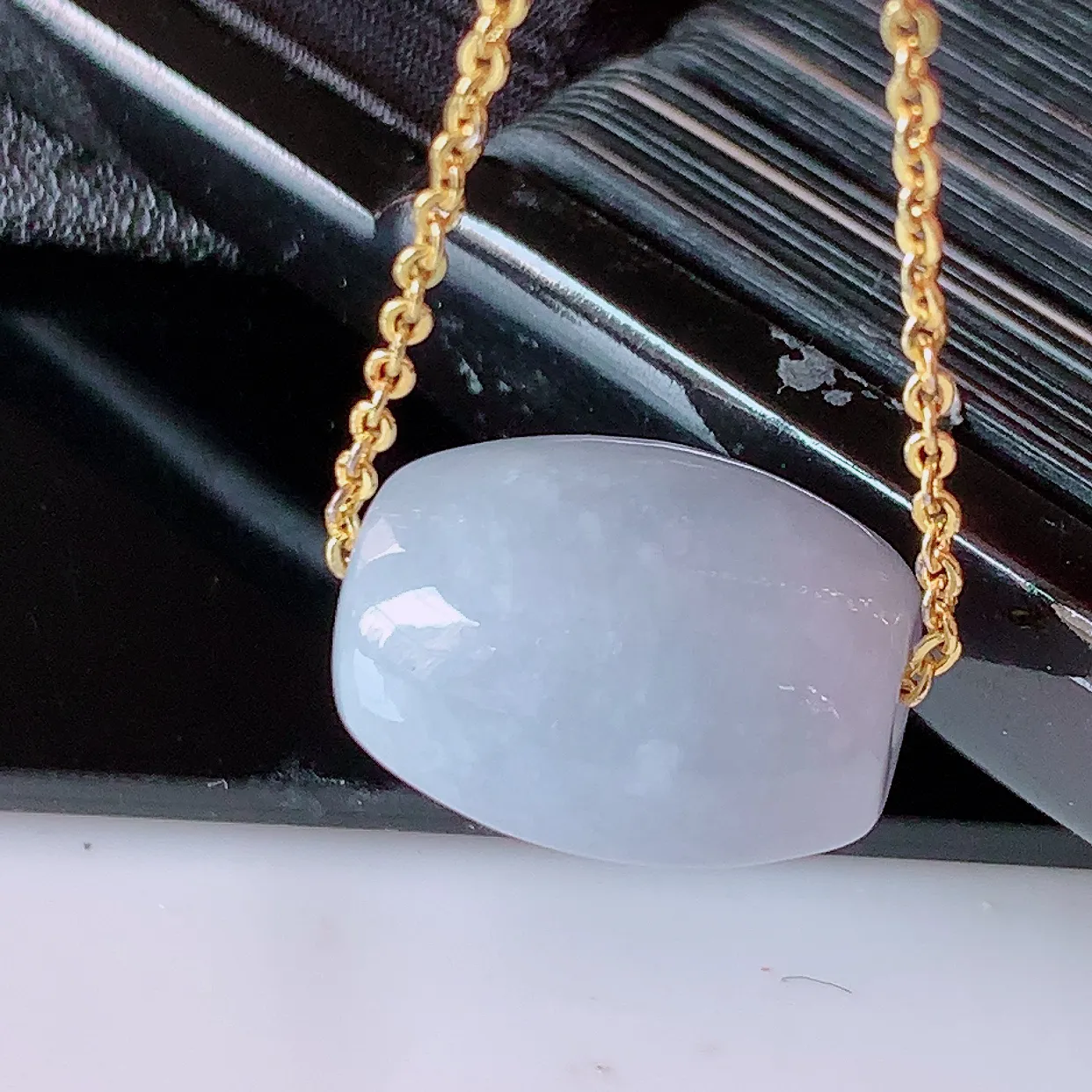 自然光实拍，冰润紫罗兰底翡翠路路通吊坠，寓意时来运转、财源滚滚，款式新颖时尚，日常百搭的款！配图银链#05.25