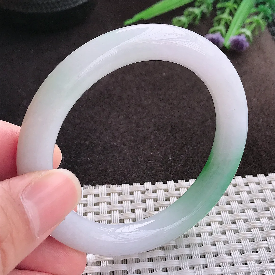 实拍A货翡翠53.5/9.5老坑精美温润飘阳绿圆条手镯翡翠玉镯子平安镯
