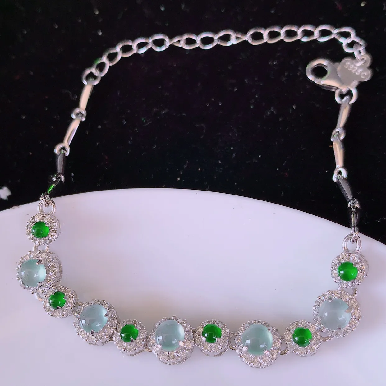 冰透满绿翡翠925银镶嵌手链，自然光实拍，翠色灵动，颜色漂亮，种老水足，品相佳，佩戴佳品！#97.2