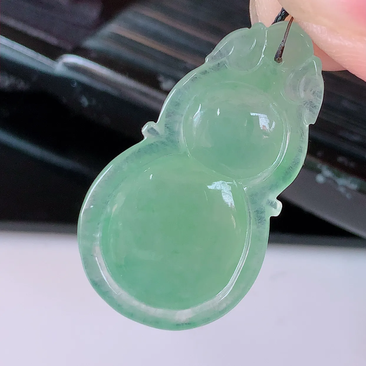 自然光实拍，冰种满绿翡翠葫芦吊坠，寓意福禄双全，财源滚滚，清新脱俗，佩戴效果优雅迷人！#57.25