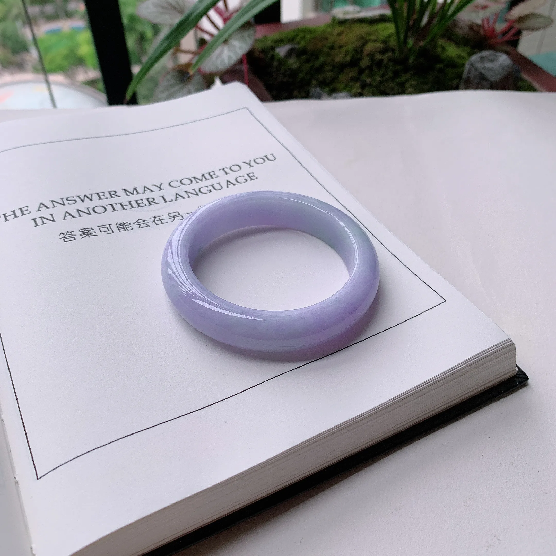 正圈52圈口，天然A货翡翠冰糯种水润紫罗兰手镯，水润秀丽，种水十足，视觉甜美可人，恰到好处的美，十分高雅耐看，条形优美，上手优雅大方。57.65