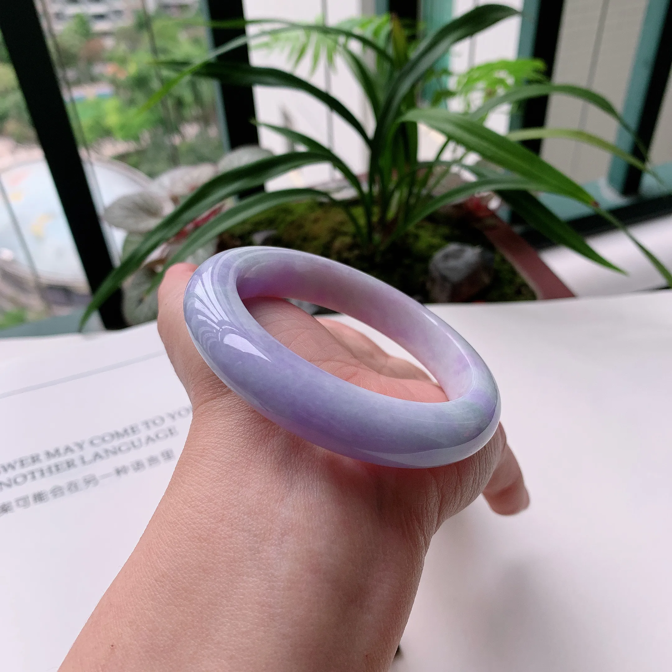 正圈57圈口，天然A货翡翠冰糯种水润飘绿玉手镯，水润秀丽，飘花灵动，种水十足，视觉甜美可人，恰到好