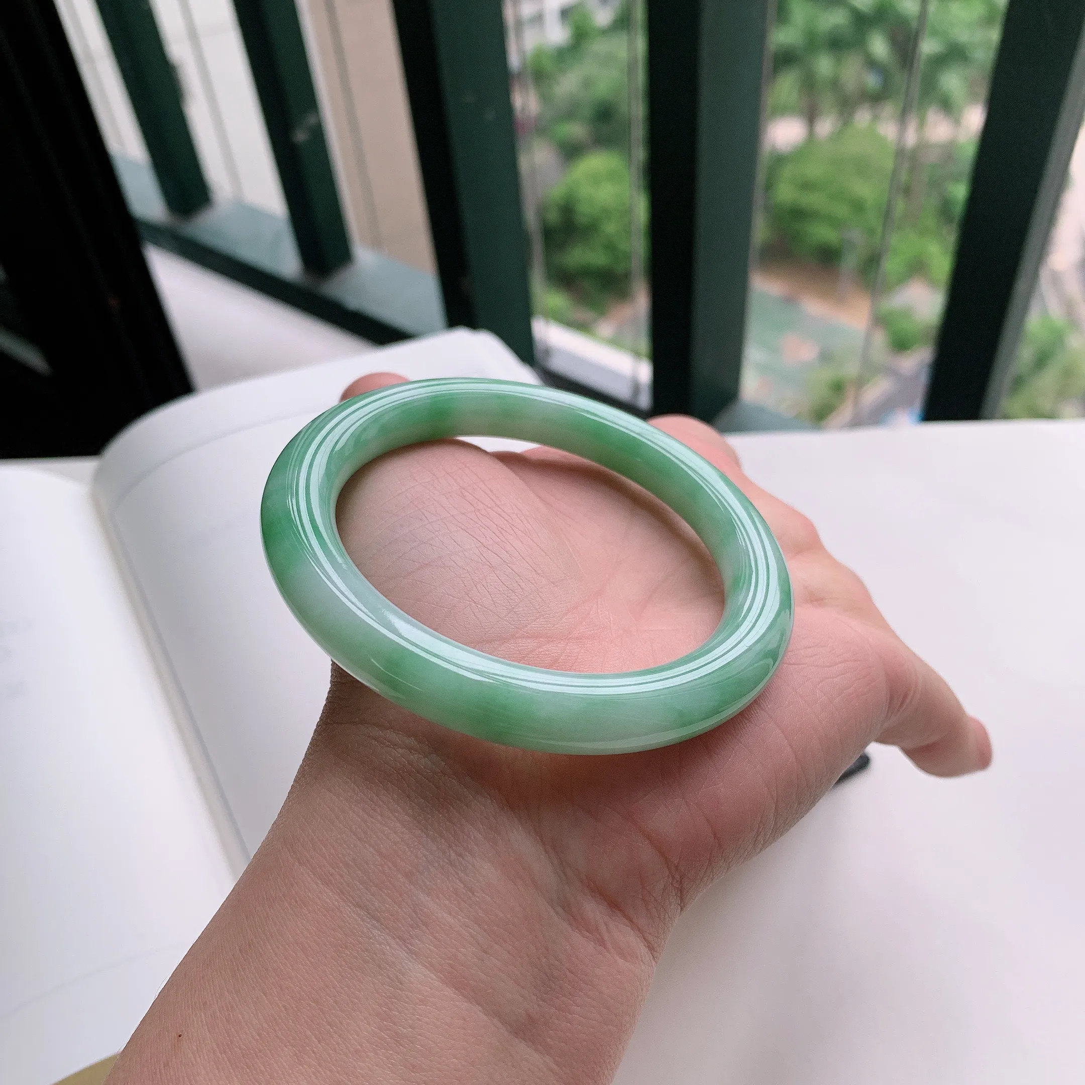 圆条57圈口，天然A货翡翠冰糯种水润飘绿玉手镯，水润秀丽，飘花灵动，种水十足，视觉甜美可人，恰到好处的美，十分高雅耐看，条形优美，上手优雅大方。54.19
