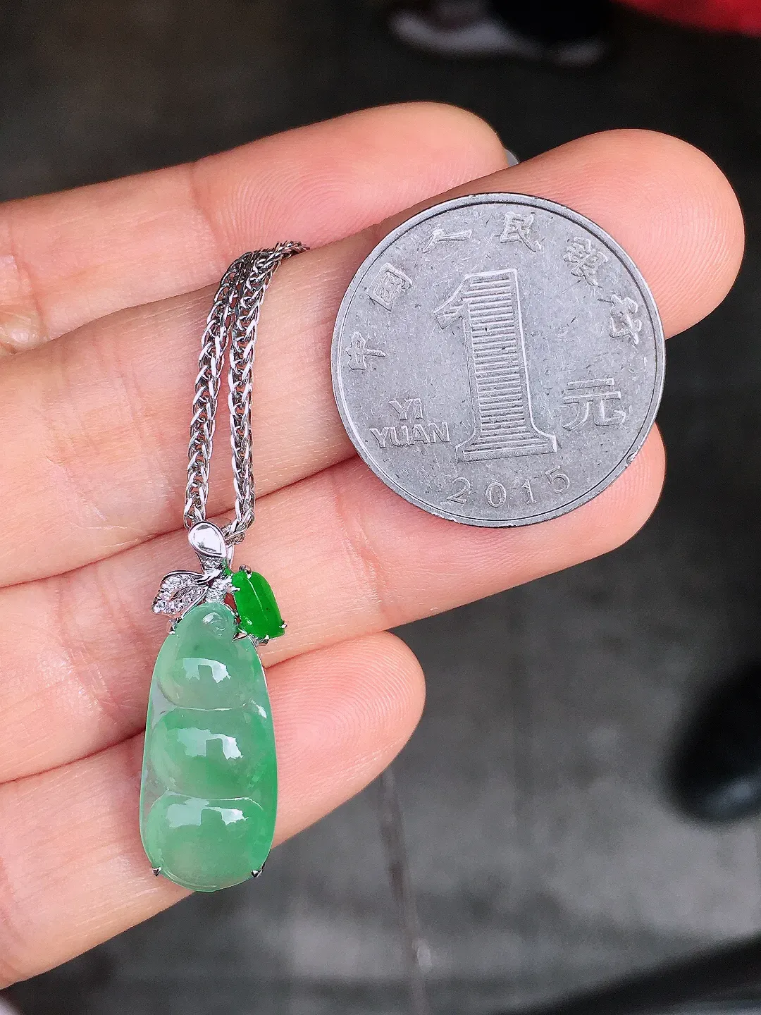 冰绿福豆吊坠，色泽均匀艳丽，玉质细腻，荧光感超
强，饱满圆润，尽显优雅气质，18k
金豪华镶嵌