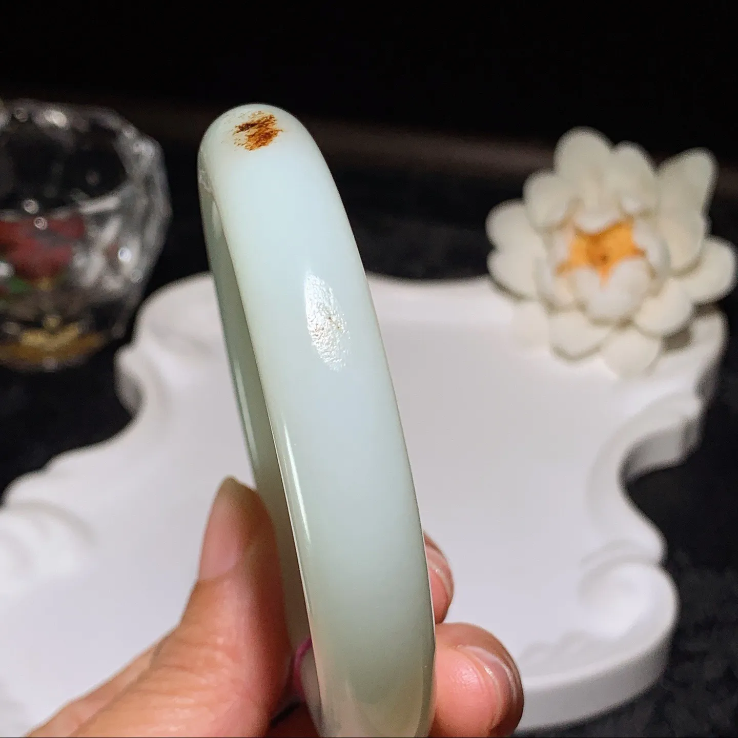 58圈口 新疆和田玉白玉手镯 58圈口条宽12厚10重66.5克。玉质细腻油润。手推出油。佩戴高端典雅。lt260129