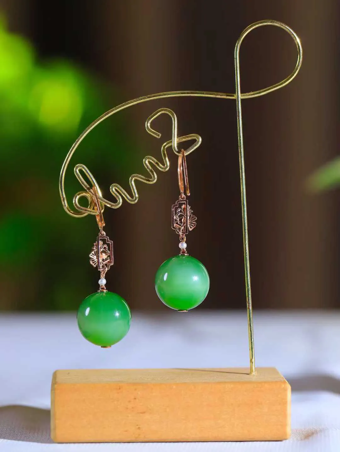 【金镶玉.耳坠】

️精品和田玉碧玉猫眼耳坠 玉质细腻温润 油性十足 18K金镶嵌 精致时尚 （保真金 可检测贵金属18K金）总重9.8克 裸石尺寸取一14mm 52120807A