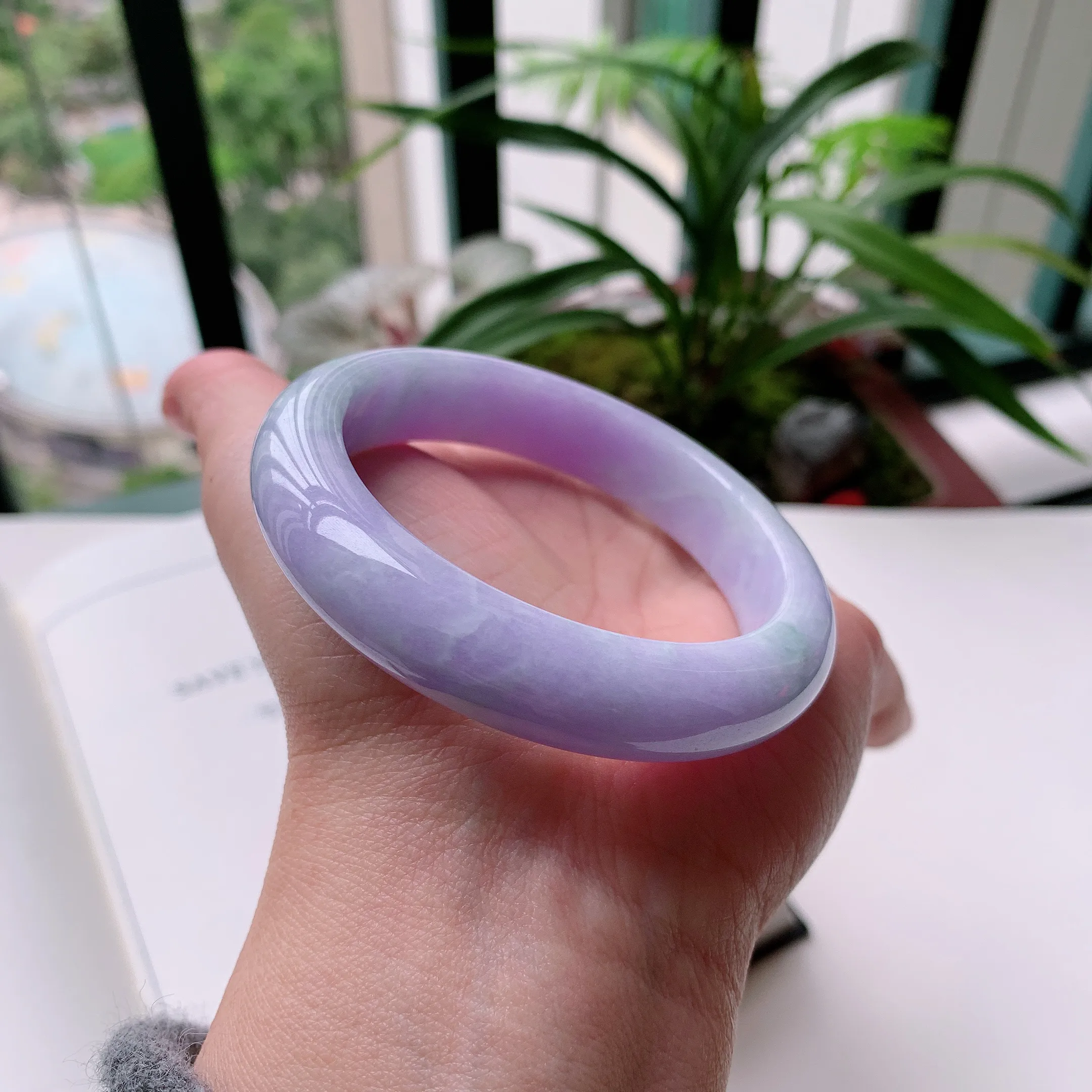 正圈55圈口，天然A货翡翠冰糯种水润飘绿玉手镯，水润秀丽，飘花灵动，种水十足，视觉甜美可人，恰到好处的美，十分高雅耐看，条形优美，上手优雅大方。61.34