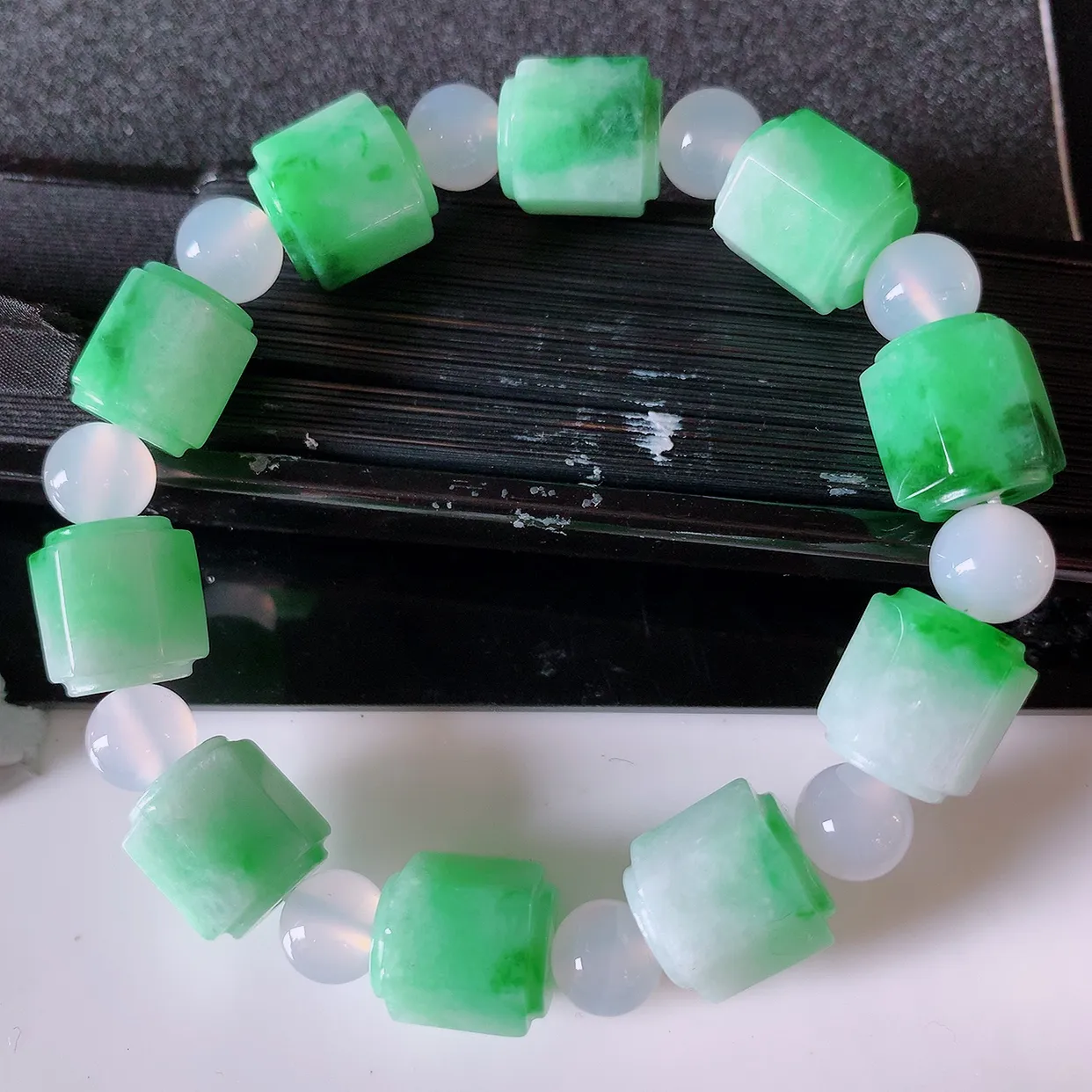 自然光实拍，冰润飘绿翡翠手链，路路通翡翠手串，花式飘逸，佩戴效果大方时尚，圆珠为装饰珠！#89.25取一尺寸12.5*10.6