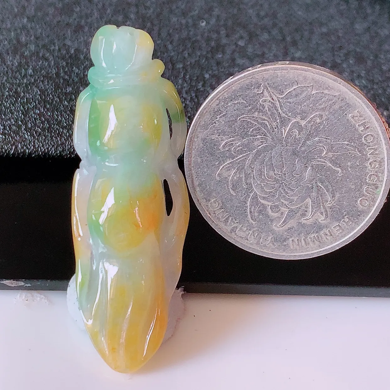 自然光实拍，冰润黄加绿翡翠人参吊坠，种老水足，雕工精湛 ，寓意美好，佩戴时尚出众！#60.25