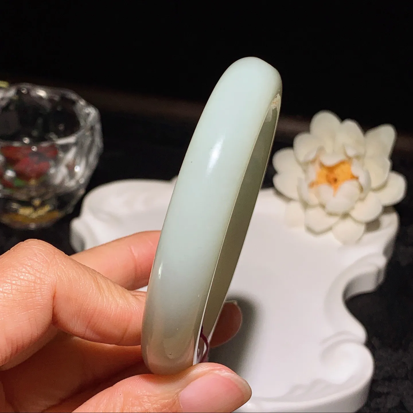 58圈口 新疆和田玉白玉手镯 58圈口条宽12厚10重66.5克。玉质细腻油润。手推出油。佩戴高端典雅。lt260129