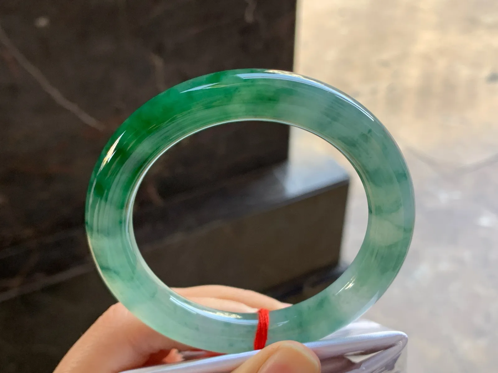 55.5-10.5

辣绿色圆条手镯^_^颜色鲜艳